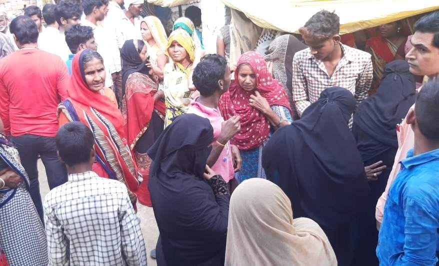 बरदह थाना के पिलखुवां गांव में डुबने से तीन की मौत के बाद लोगों की भीड़। बरदह थाना के पिलखुवां गांव में डुबने से तीन की मौत के बाद लोगों की भीड़।