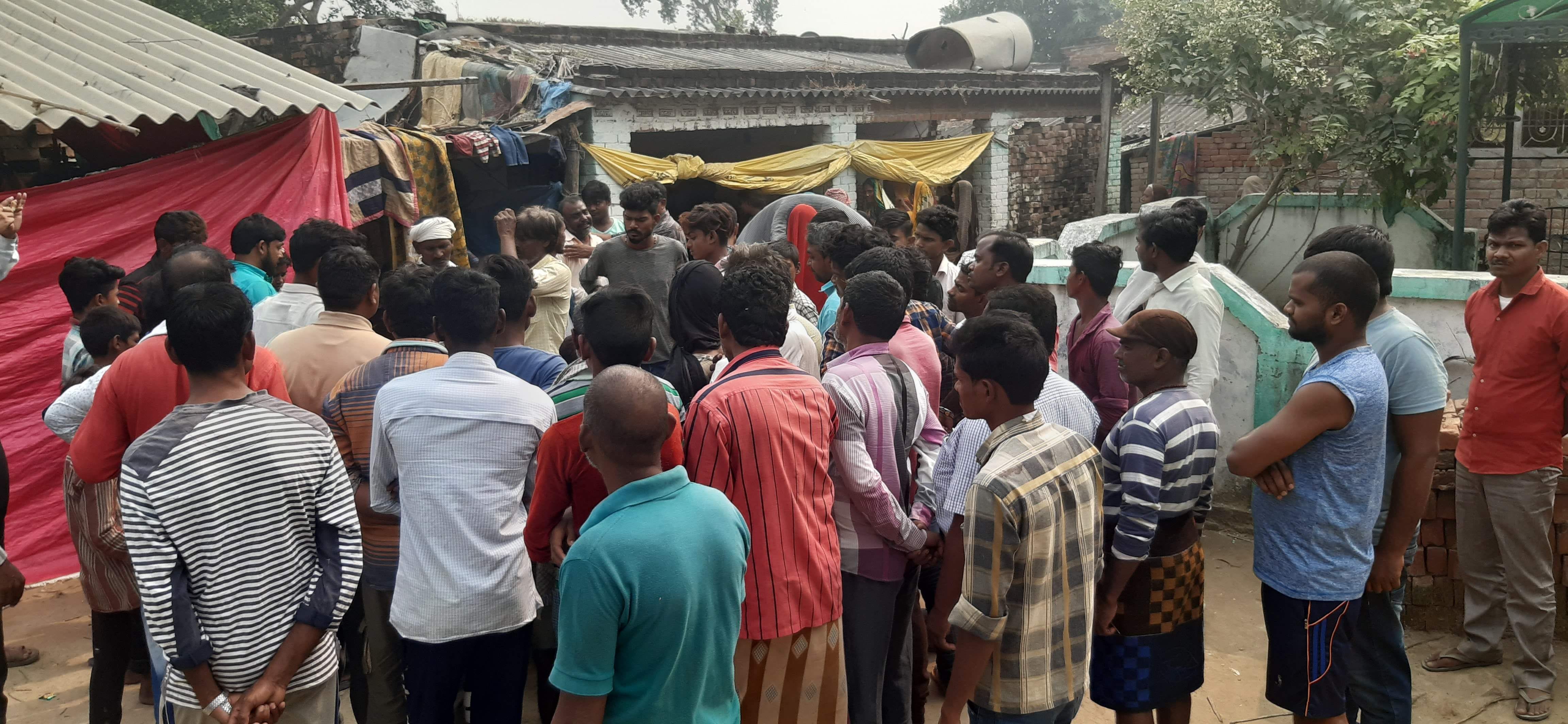 बरदह थाना के पिलखुवां गांव में डुबने से तीन की मौत, लोगों की भीड़। बरदह थाना के पिलखुवां गांव में डुबने से तीन की मौत, लोगों की भीड़।