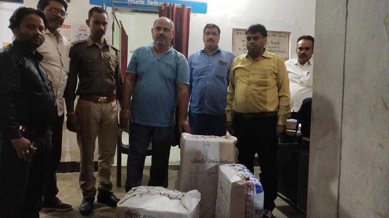 खाद्य औषधि विभाग की छापेमारी में बरामद नकली दवाएं।