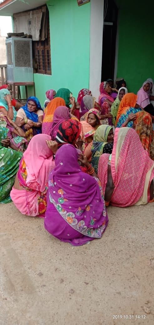 बारा के सेहुंडा गांव में मृतक वकील मो इदरीश के घर रोते विलखते परिजन व ग्रामीणों को समझाती पुलिस प? बारा के सेहुंडा गांव में मृतक वकील मो इदरीश के घर रोते विलखते परिजन व ग्रामीणों को समझाती पुलिस प?