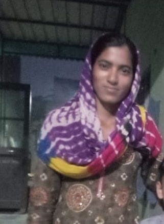 बच्चे पर कुत्तों द्वारा हमला करते देख जान पर खेलकर बच्चे को बचाने वाली कविता। बच्चे पर कुत्तों द्वारा हमला करते देख जान पर खेलकर बच्चे को बचाने वाली कविता।