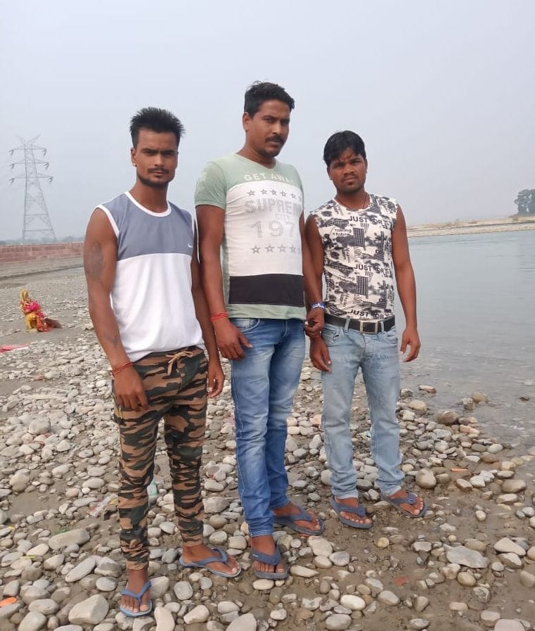 शारदा में डूबे मृतक रवि की खोज में साहस दिखाने वाले स्थानीय तैराक युवक राम कुमार, सूरज और सूर्या।