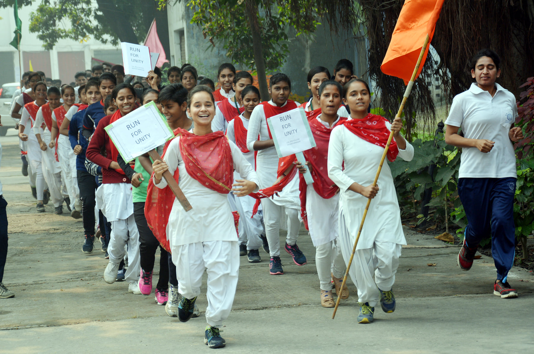 रन फार यूनिटी में प्रतिभाग करती एसडी डिग्री कालेज की छात्राएं। रन फार यूनिटी में प्रतिभाग करती एसडी डिग्री कालेज की छात्राएं।