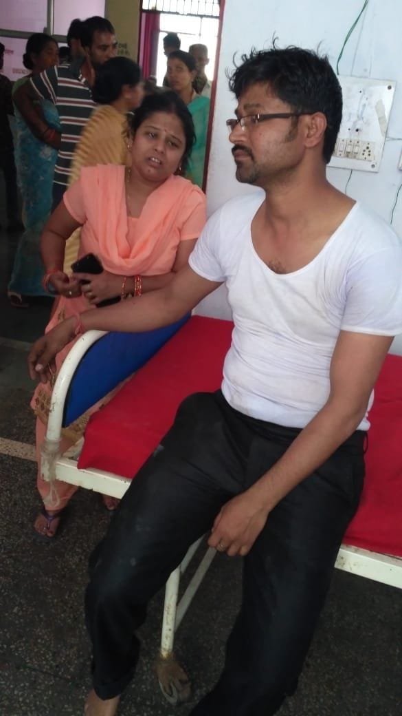 संयुक्त चिकित्सालय में रोती-बिलखती मृतक रवि की दीदी और गुमशुम बैठा उसका जीजा योगेश चौहान।