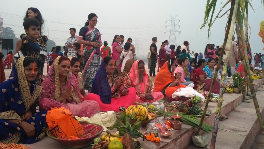 टनकपुर के शारदा घाट में अस्त होते भगवान सूर्य की पूजा के लिए पूजन सामग्री लेकर तैयार बैठी छठ व्रत? टनकपुर के शारदा घाट में अस्त होते भगवान सूर्य की पूजा के लिए पूजन सामग्री लेकर तैयार बैठी छठ व्रत?