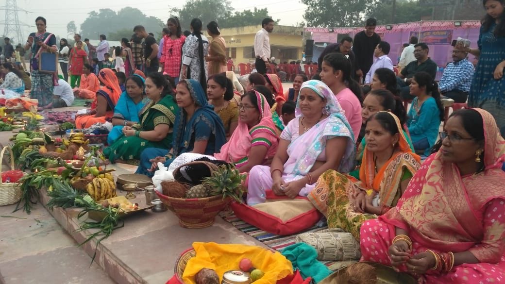 टनकपुर के शारदा घाट में अस्त होते भगवान सूर्य की पूजा के लिए पूजन सामग्री लेकर तैयार बैठी छठ व्रत? टनकपुर के शारदा घाट में अस्त होते भगवान सूर्य की पूजा के लिए पूजन सामग्री लेकर तैयार बैठी छठ व्रत?