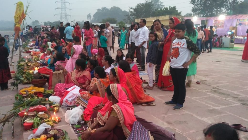 टनकपुर के शारदा घाट में अस्त होते भगवान सूर्य की पूजा के लिए तैयार छठ व्रतधारी महिलाओं की भीड़। टनकपुर के शारदा घाट में अस्त होते भगवान सूर्य की पूजा के लिए तैयार छठ व्रतधारी महिलाओं की भीड़।