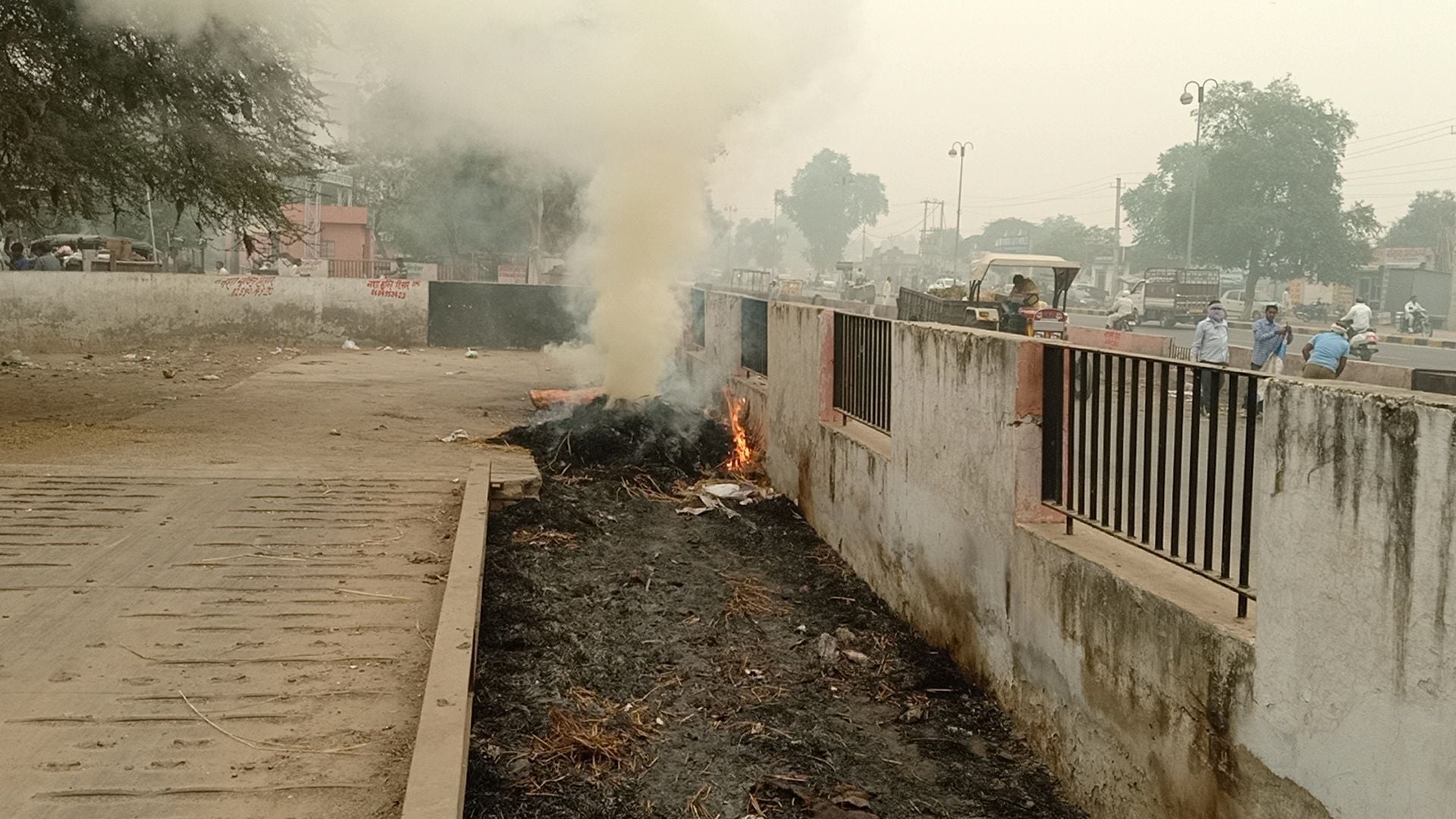 शनिवार सुबह फतेहाबाद की नई सब्जी मंडी के बाहर जलाया जाता कचरा ।