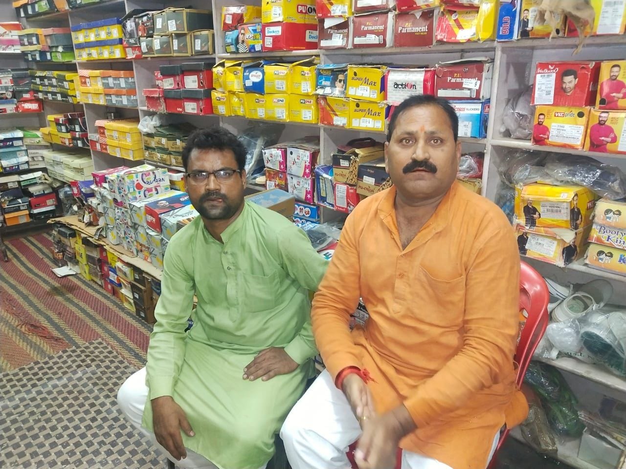 प्रतापगढ़ कुंडा कस्बे के सरयू नगर मोहल्ले में मोहम्मद कौशर के बरी होने पर खुश भाई। प्रतापगढ़ कुंडा कस्बे के सरयू नगर मोहल्ले में मोहम्मद कौशर के बरी होने पर खुश भाई।