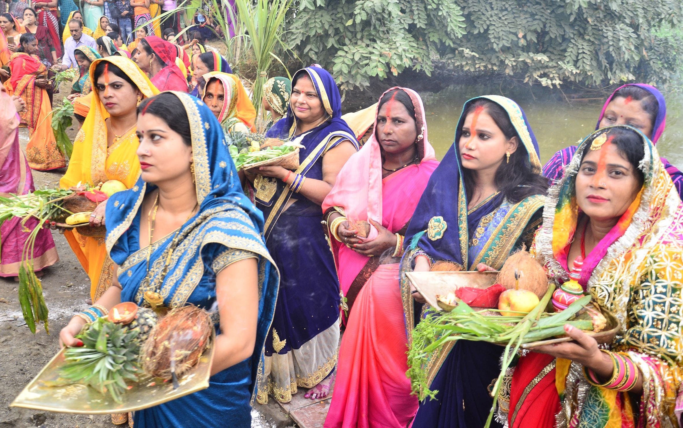 बहराइच नगर में शनिवार को पुलिस लाइन स्थित बेरिया मंदिर परिसर में तालाब किनारे छठ पूजा के अवसर पर ? बहराइच नगर में शनिवार को पुलिस लाइन स्थित बेरिया मंदिर परिसर में तालाब किनारे छठ पूजा के अवसर पर ?