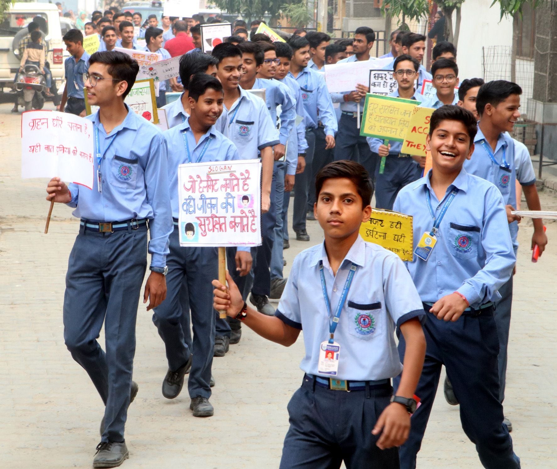 ब्रिलिएंट पब्लिक स्कूल से पुलिस यातायात जागरूकता माह के शुभारंभ पर रैली निकालते छात्र। ब्रिलिएंट पब्लिक स्कूल से पुलिस यातायात जागरूकता माह के शुभारंभ पर रैली निकालते छात्र।