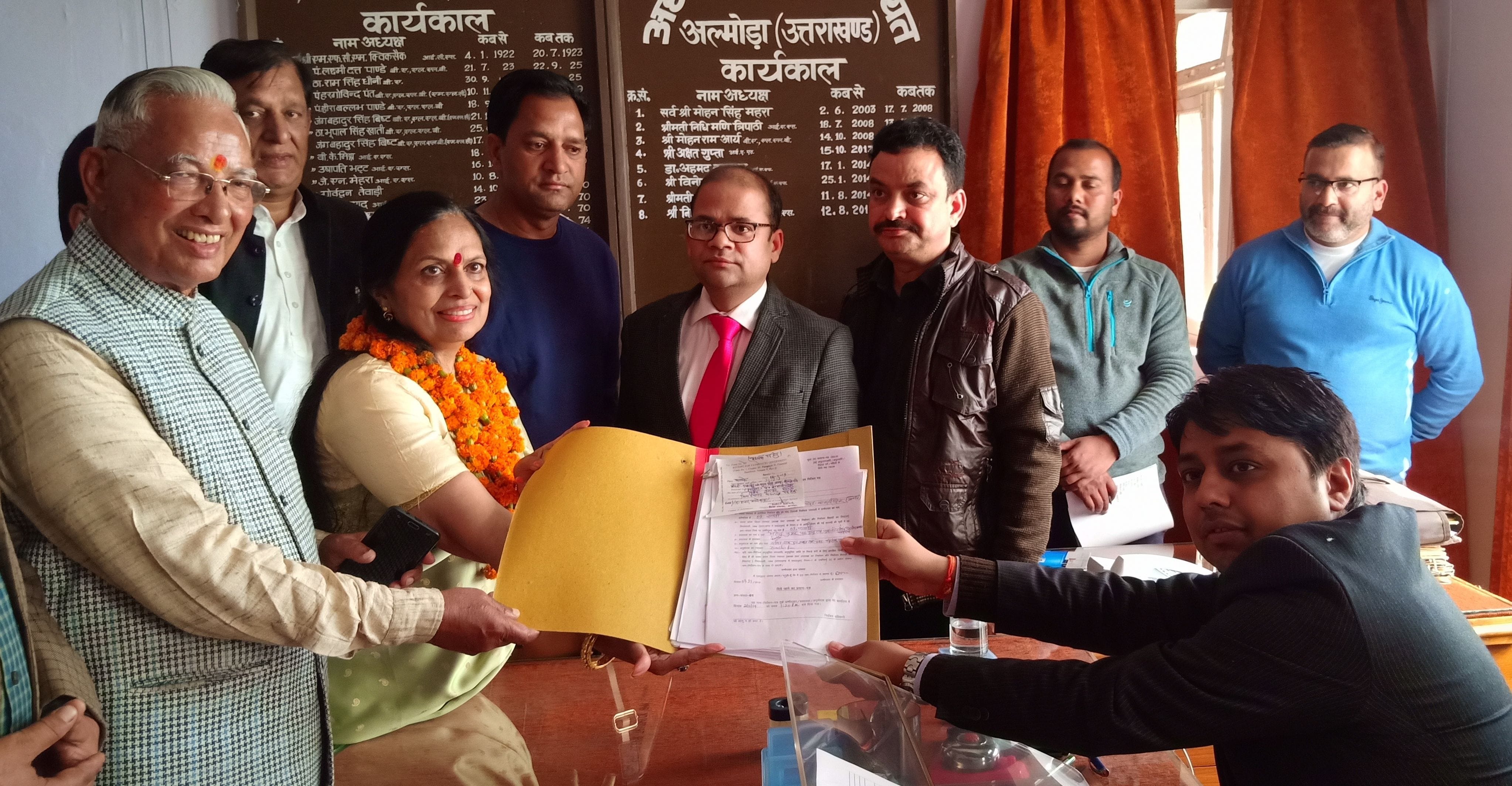जिला पंचायत अध्यक्ष पद के लिए नामांकन दाखिल करती कांग्रेस प्रत्याशी उमा सिंह बिष्ट।