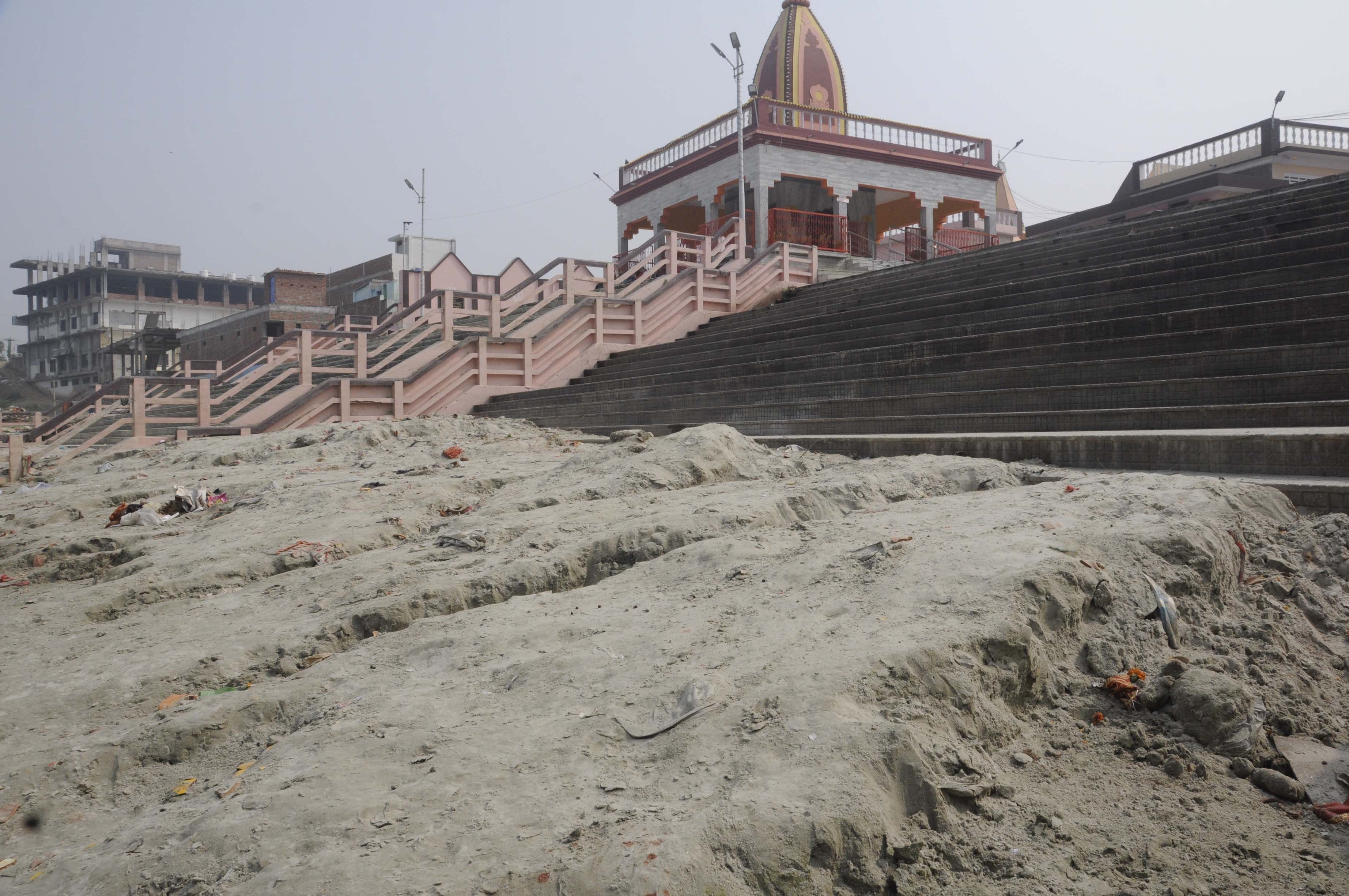 डाला छठ की तैयारी में बेल्हा देवी घाट की सीढ़ियों से नहीं हटायी गयी जमा सिल्ट। डाला छठ की तैयारी में बेल्हा देवी घाट की सीढ़ियों से नहीं हटायी गयी जमा सिल्ट।
