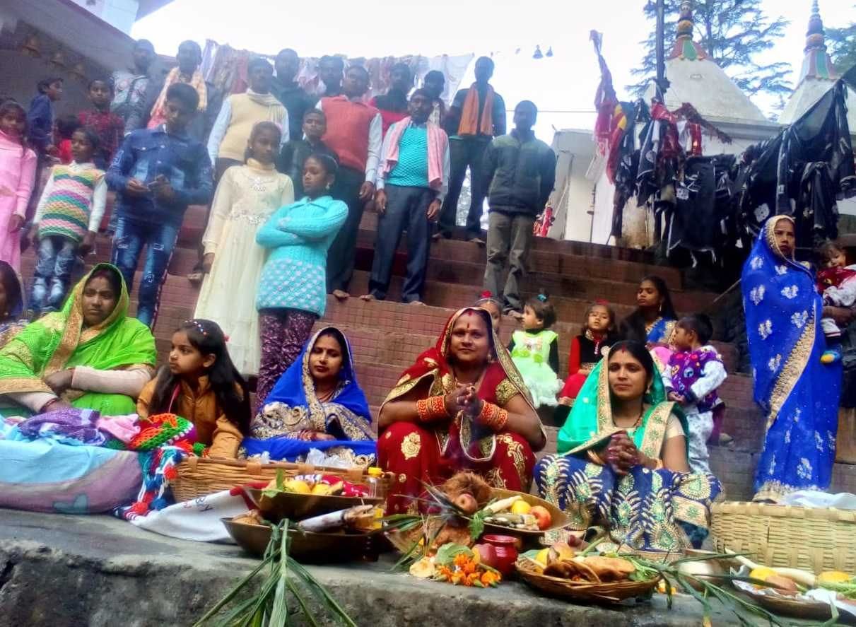 छठ पूजा के मौके पर लोहाघाट लोहावती नदी के किनारे पूजा अर्चना करतीं महिलाएं। छठ पूजा के मौके पर लोहाघाट लोहावती नदी के किनारे पूजा अर्चना करतीं महिलाएं।