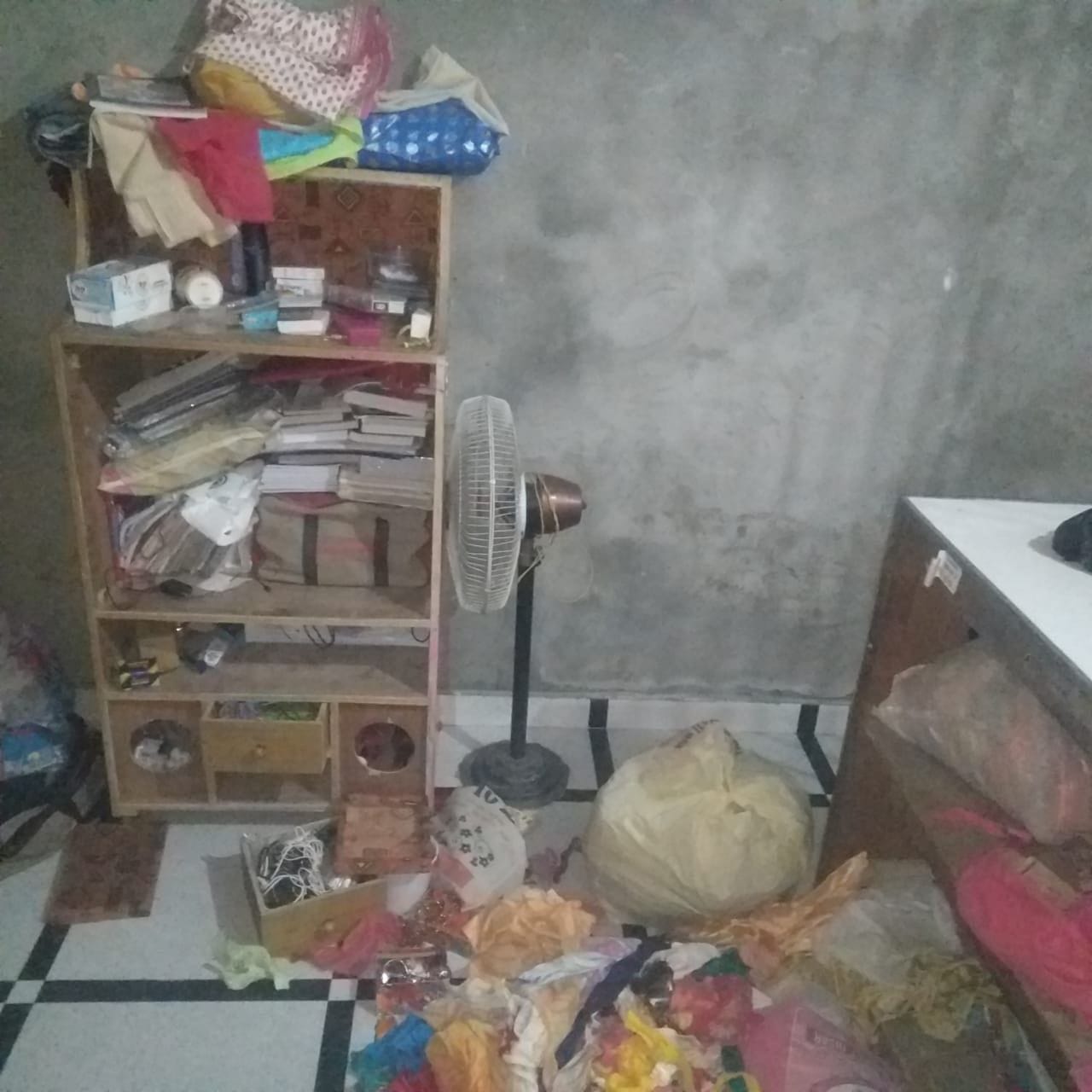 39 फोटो चोरो द्वारा खूर्द-बूर्द किया गया राजेश के मकान में सामान।