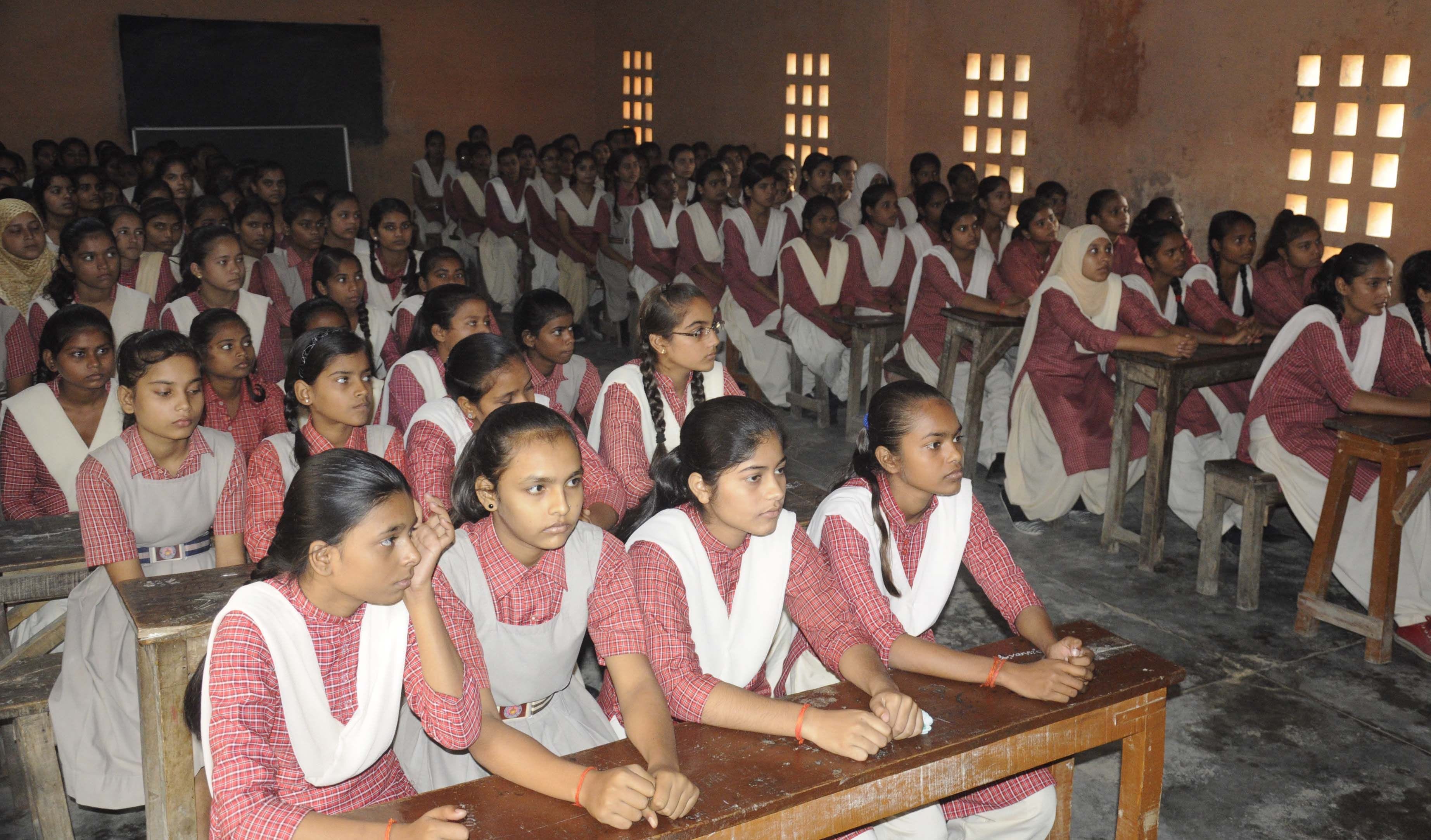 अमर उजाला द्वारा सरोजनी इंटर कालेज में आयोजित पुलिस की पाठशाला में जुटी छात्राओं की भीड़। अमर उजाला द्वारा सरोजनी इंटर कालेज में आयोजित पुलिस की पाठशाला में जुटी छात्राओं की भीड़।