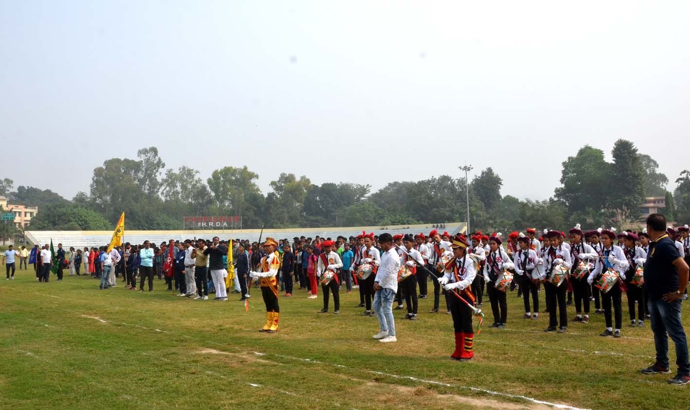 शिक्षा विभाग की और से आयोजित कार्यक्रम में मौजूद खिलाड़ी ।