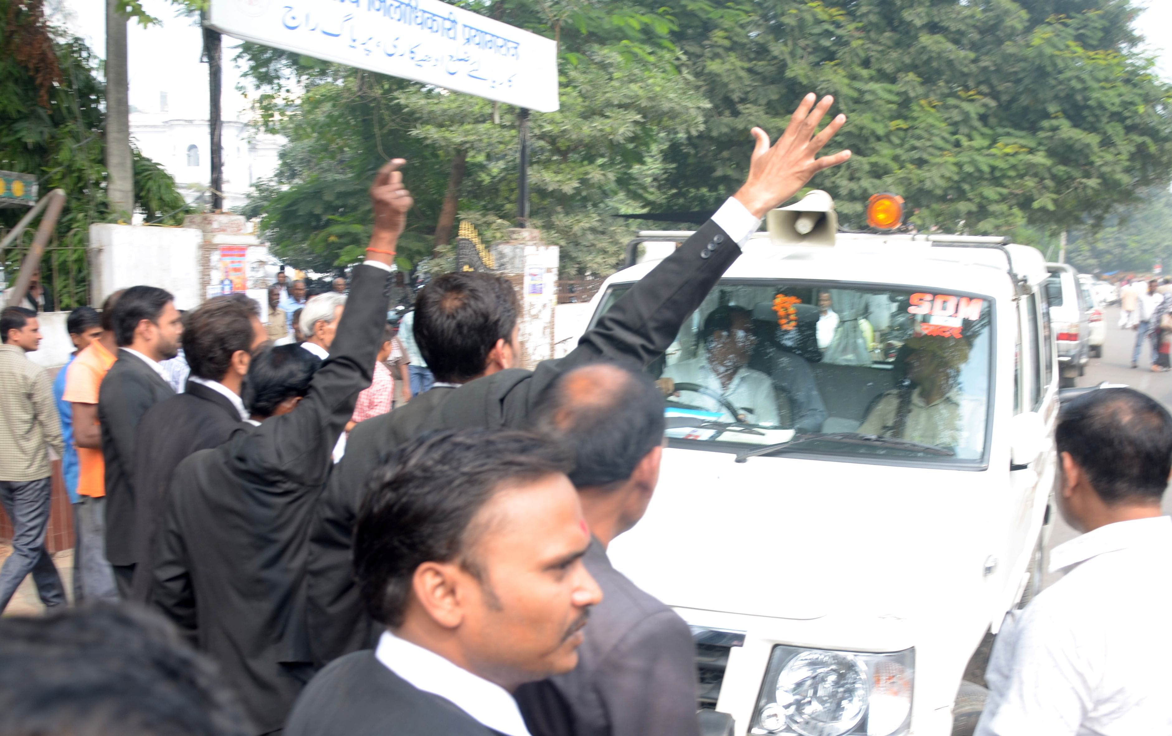 प्रयागराज में बृहस्पतिवार को अधिवक्ता की गोली मार कर हत्या के बाद विरोध में एसडीएम के वाहन को रोक प्रयागराज में बृहस्पतिवार को अधिवक्ता की गोली मार कर हत्या के बाद विरोध में एसडीएम के वाहन को रोक
