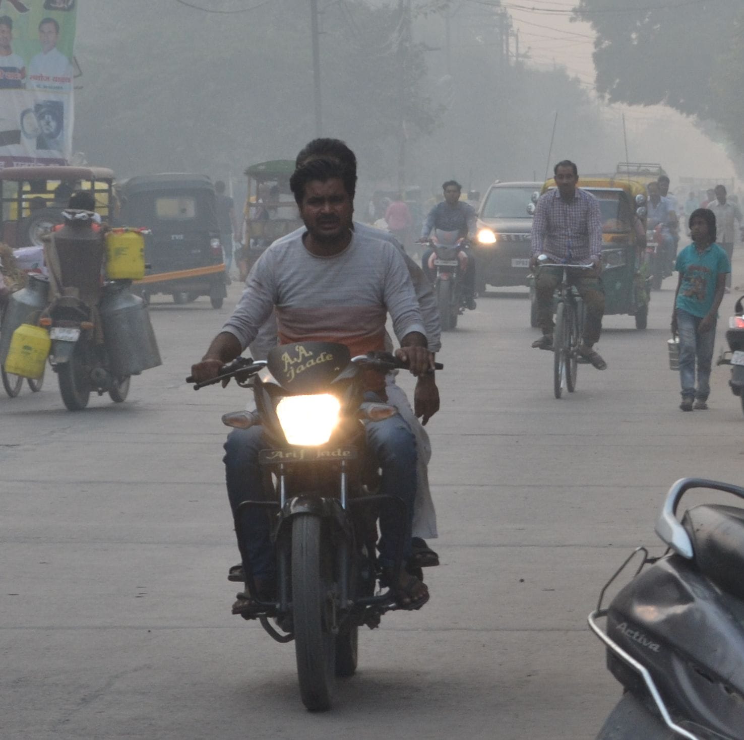 शिकोहाबाद रोड पर छाई धुंध से होकर गुजरते बाहन- संवाद