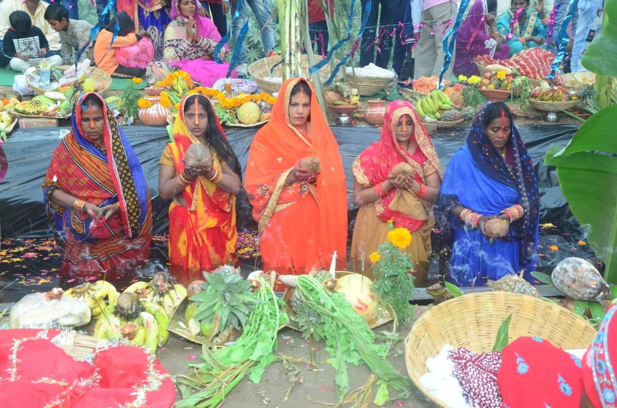 चंद्रबनी स्थित गौतम कुंड मंदिर में छठ पूजा करती श्रद्धालु । चंद्रबनी स्थित गौतम कुंड मंदिर में छठ पूजा करती श्रद्धालु ।