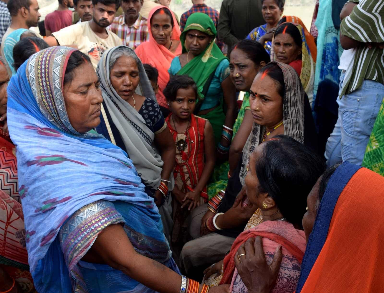 शहर के गौरी शंकर घाट डूबे युवक के रोते विलखते परिजन।