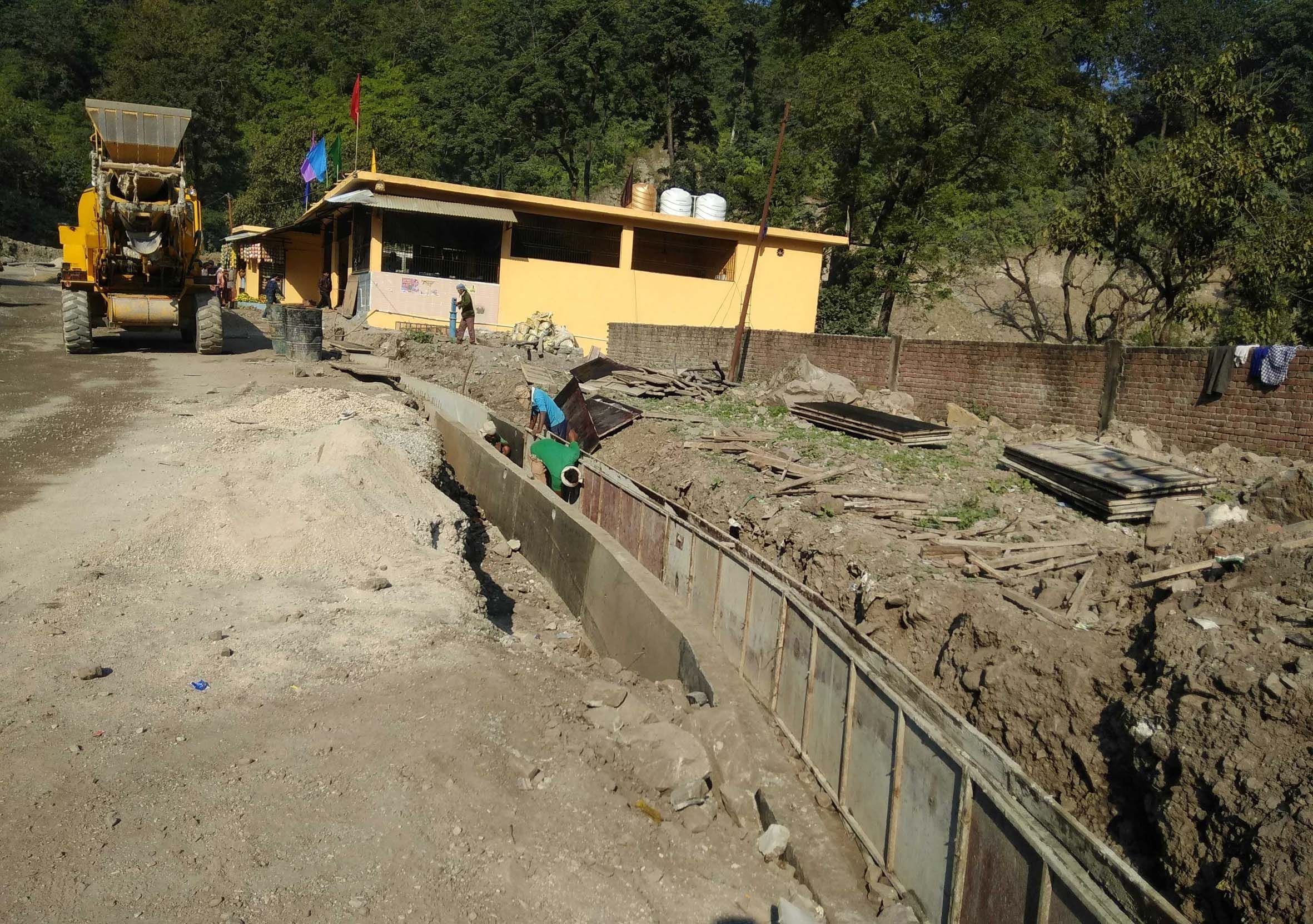 टनकपुर-पिथौरागढ़ राष्ट्रीय राजमार्ग में निर्माणाधीन बारहमासी मार्ग। टनकपुर-पिथौरागढ़ राष्ट्रीय राजमार्ग में निर्माणाधीन बारहमासी मार्ग।