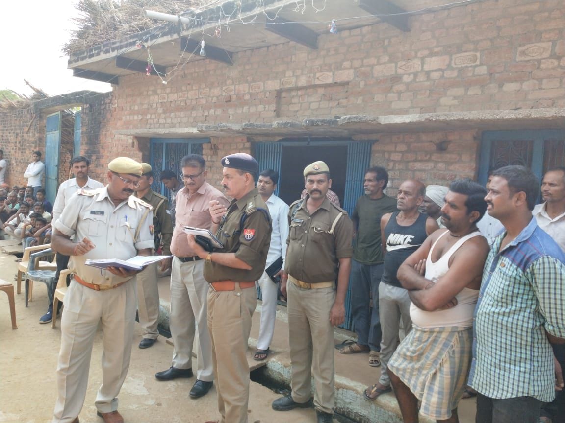 घटनास्थल पर जांच करते  अपर पुलिस अधीक्षक अवधेश कुमार