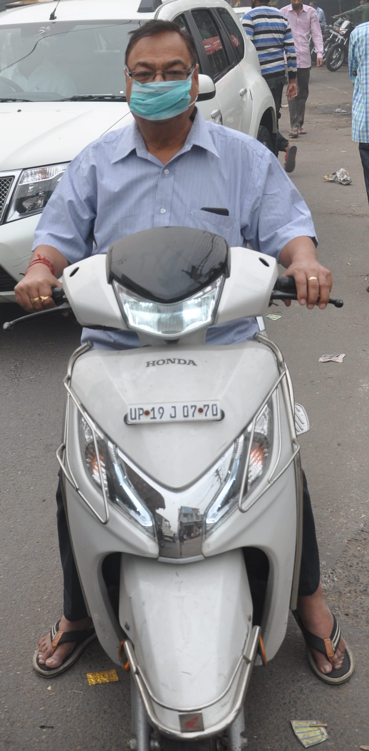 शामली में स्मॉग से बचने के लिये मास्क लगा कर स्कूटी चलाता स्कूटी चालक शामली में स्मॉग से बचने के लिये मास्क लगा कर स्कूटी चलाता स्कूटी चालक