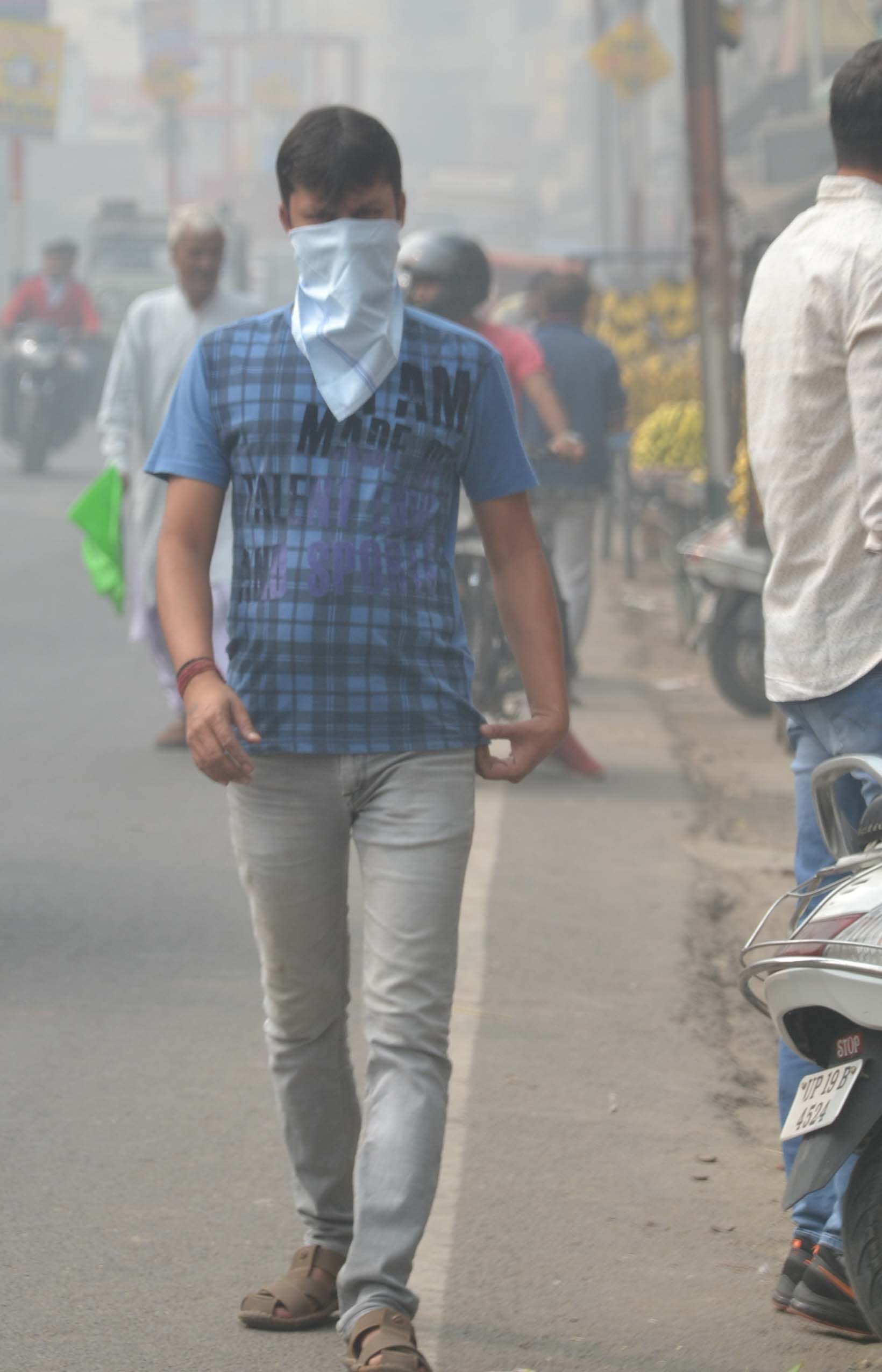 शामली में स्मॉग से बचने के लिये कपडा लपेट कर गुजरता युवक शामली में स्मॉग से बचने के लिये कपडा लपेट कर गुजरता युवक