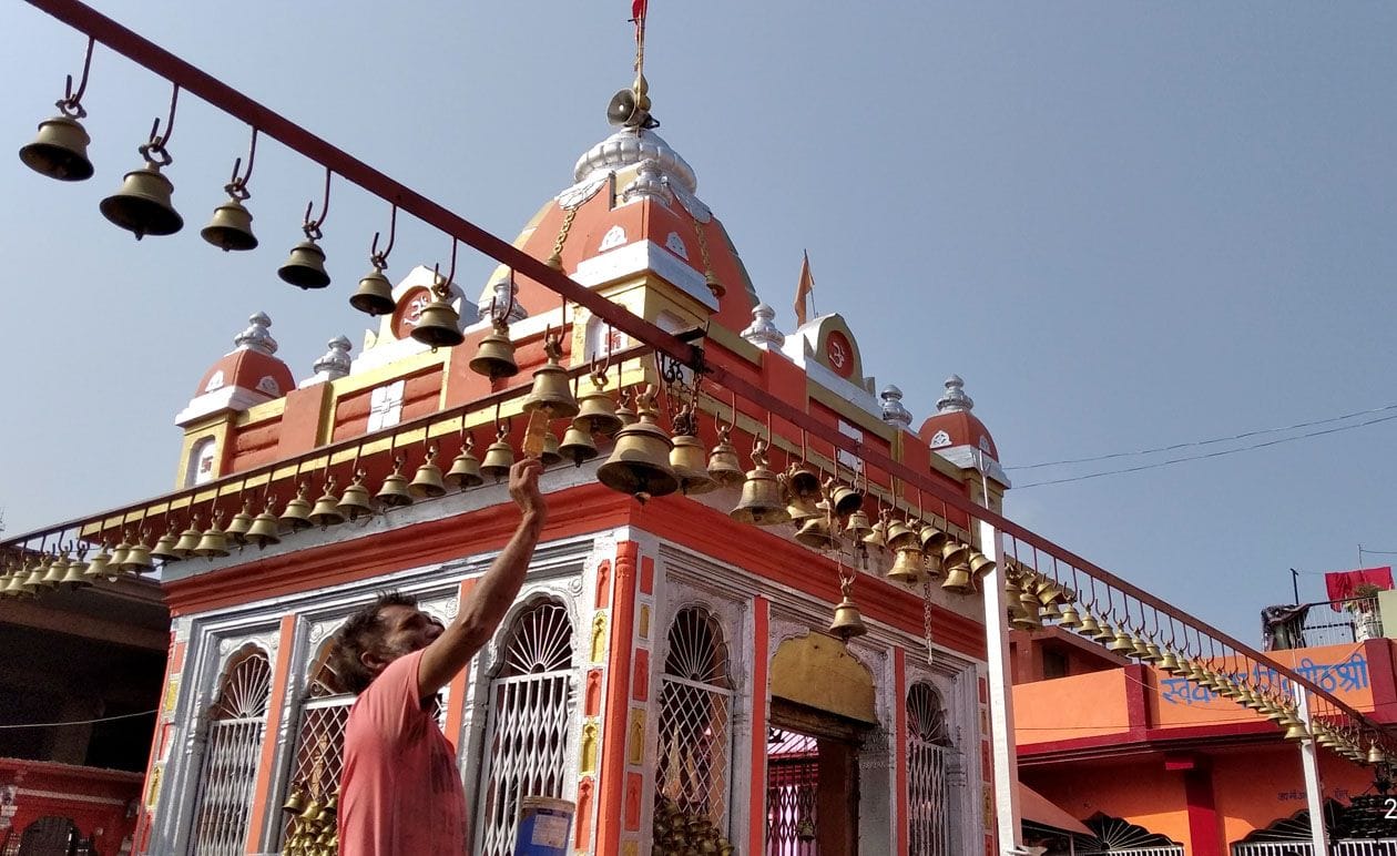 श्रीनगर कमलेश्वर महादेव मंदिर मे बैकुंठ चतुर्दर्शी मेले के लिए रंग रोगन के काम को अंतिम रुप देता श्रीनगर कमलेश्वर महादेव मंदिर मे बैकुंठ चतुर्दर्शी मेले के लिए रंग रोगन के काम को अंतिम रुप देता