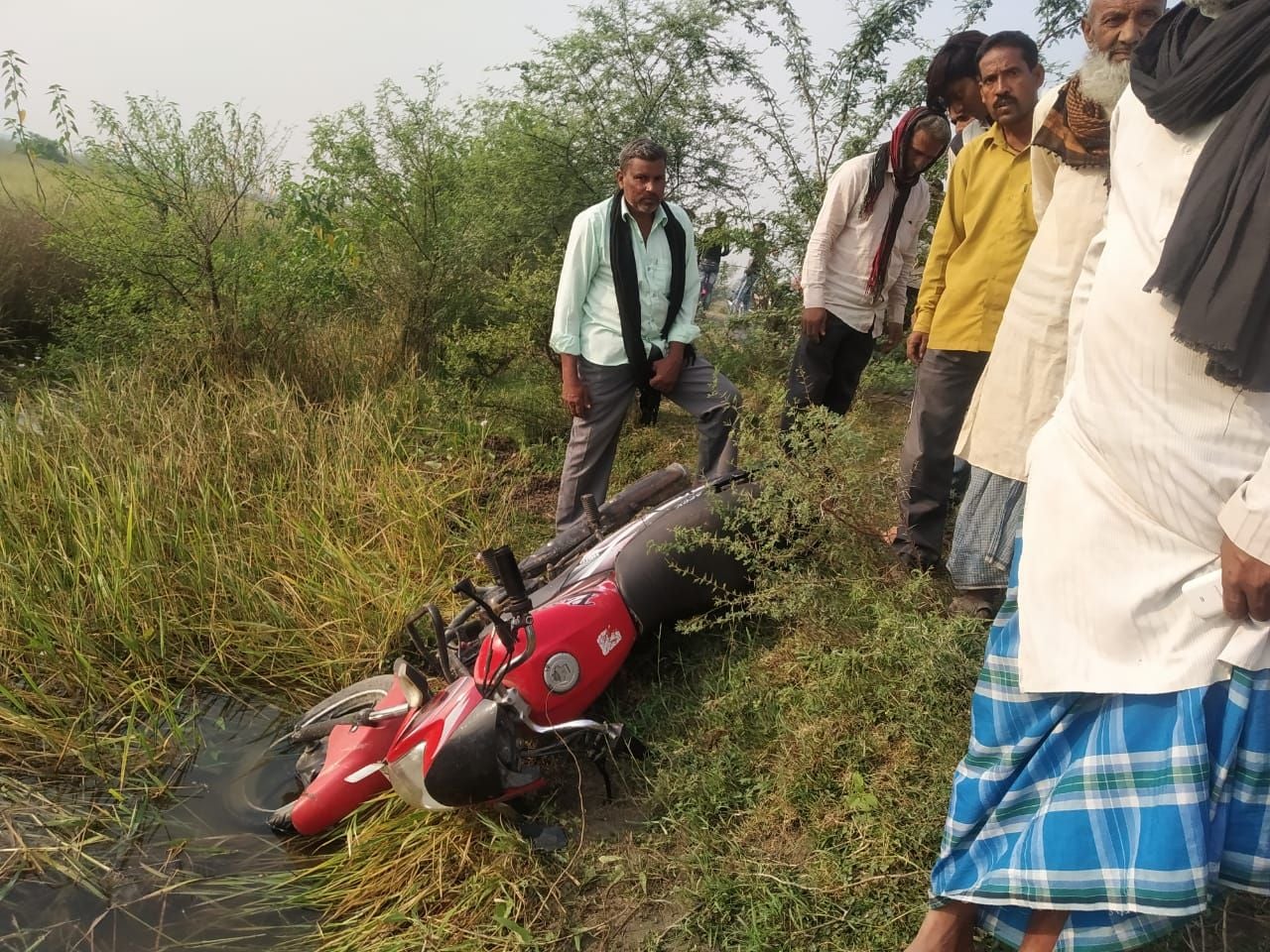घटनास्थल पर पड़ी बाइक घटनास्थल पर पड़ी बाइक