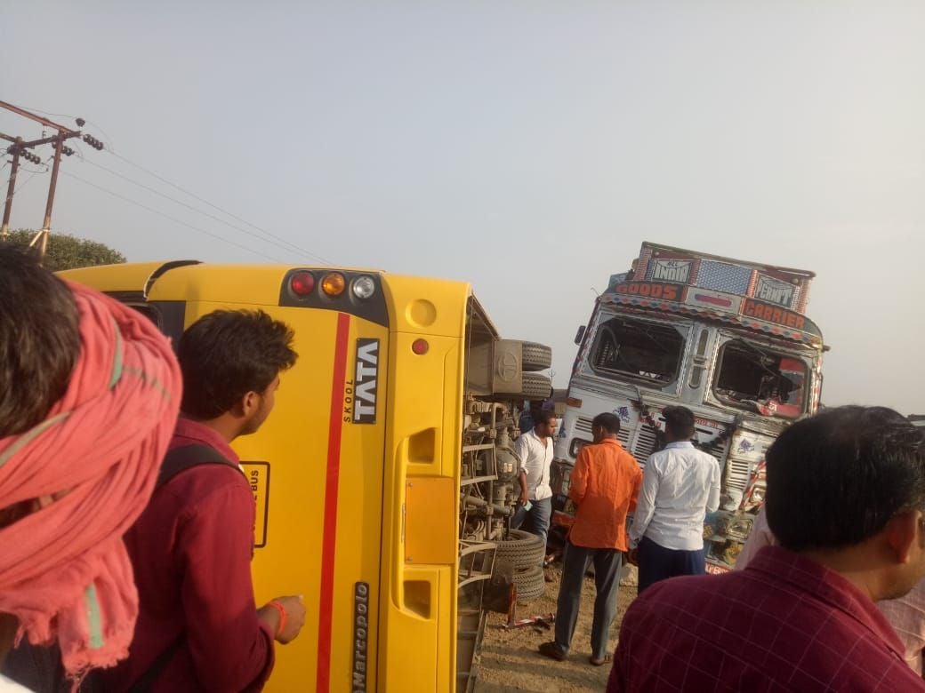 पलटी पड़ी घटनास्थल पर स्कूली बस पलटी पड़ी घटनास्थल पर स्कूली बस