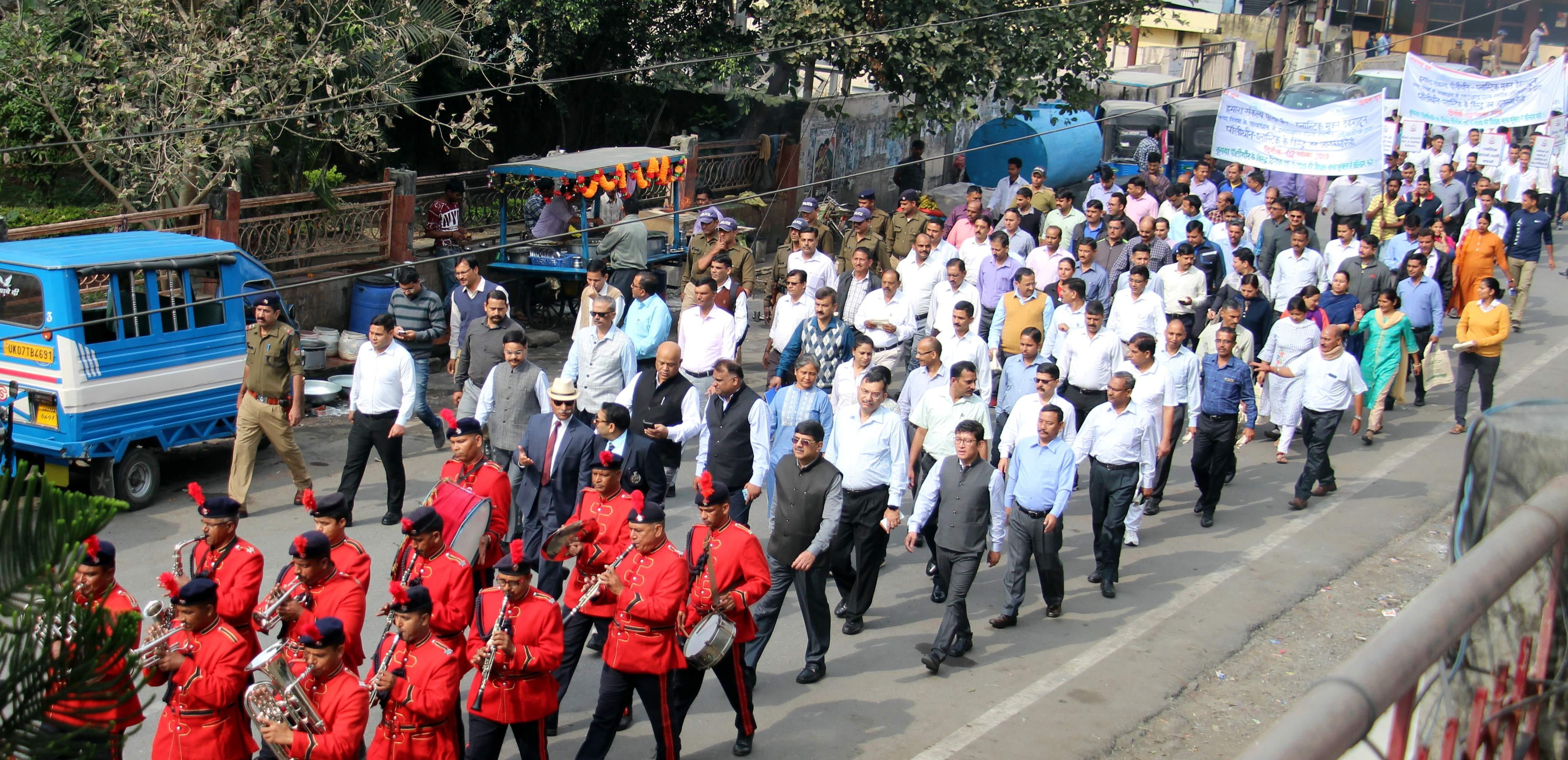 ग्रीन दून मिशन के तहत सुभाष रोड स्थित पुलिस मुख्यालय से जागरूकता रैली निकालते पुलिस अधिकारी व अन ग्रीन दून मिशन के तहत सुभाष रोड स्थित पुलिस मुख्यालय से जागरूकता रैली निकालते पुलिस अधिकारी व अन
