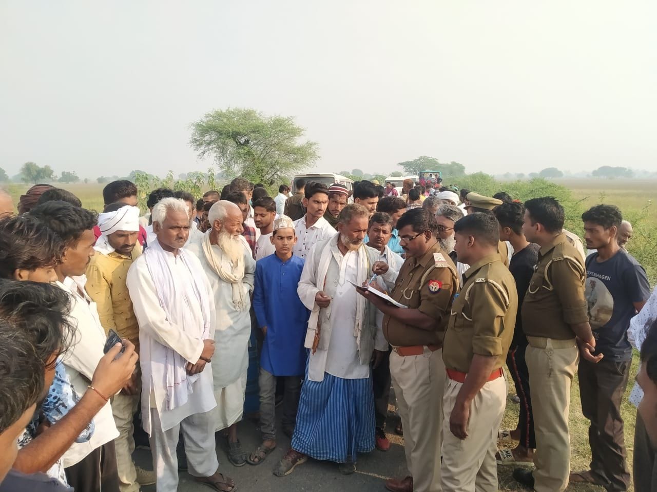 घटनास्थल पर परिजनों से जानकारी लेते पुलिस कर्मी घटनास्थल पर परिजनों से जानकारी लेते पुलिस कर्मी