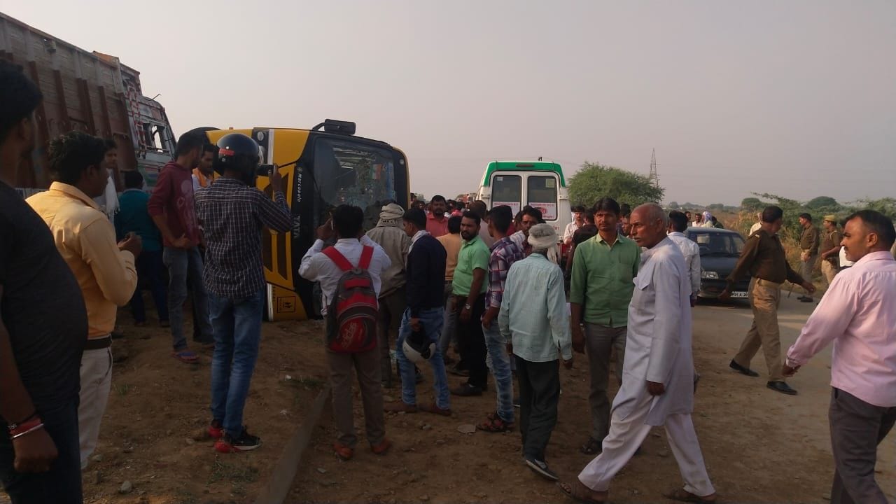 घटनास्थल पर लगी भीड़ घटनास्थल पर लगी भीड़