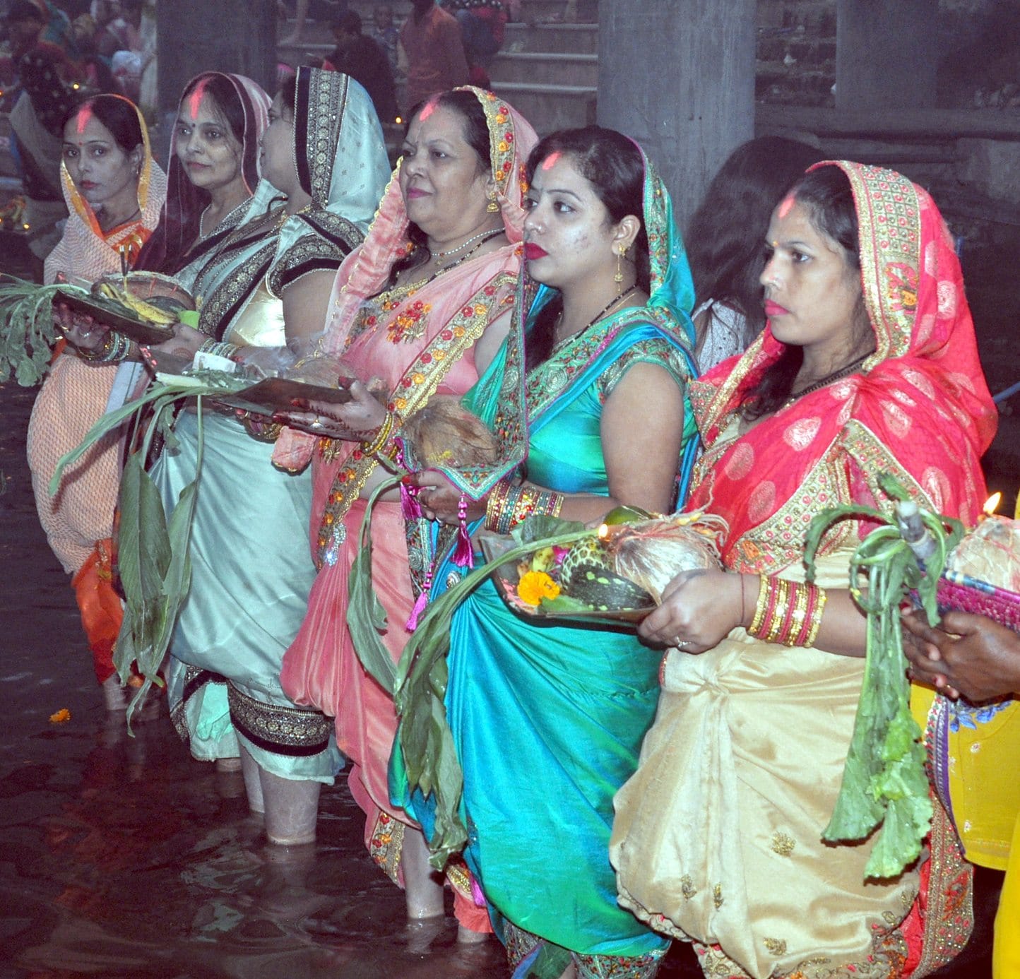 शामली में हनुमान धाम पर छठ पर्व के दौरान तालाब में खडे़ होकर सूर्य भगवान की पूजा करतीं महिलाएं।