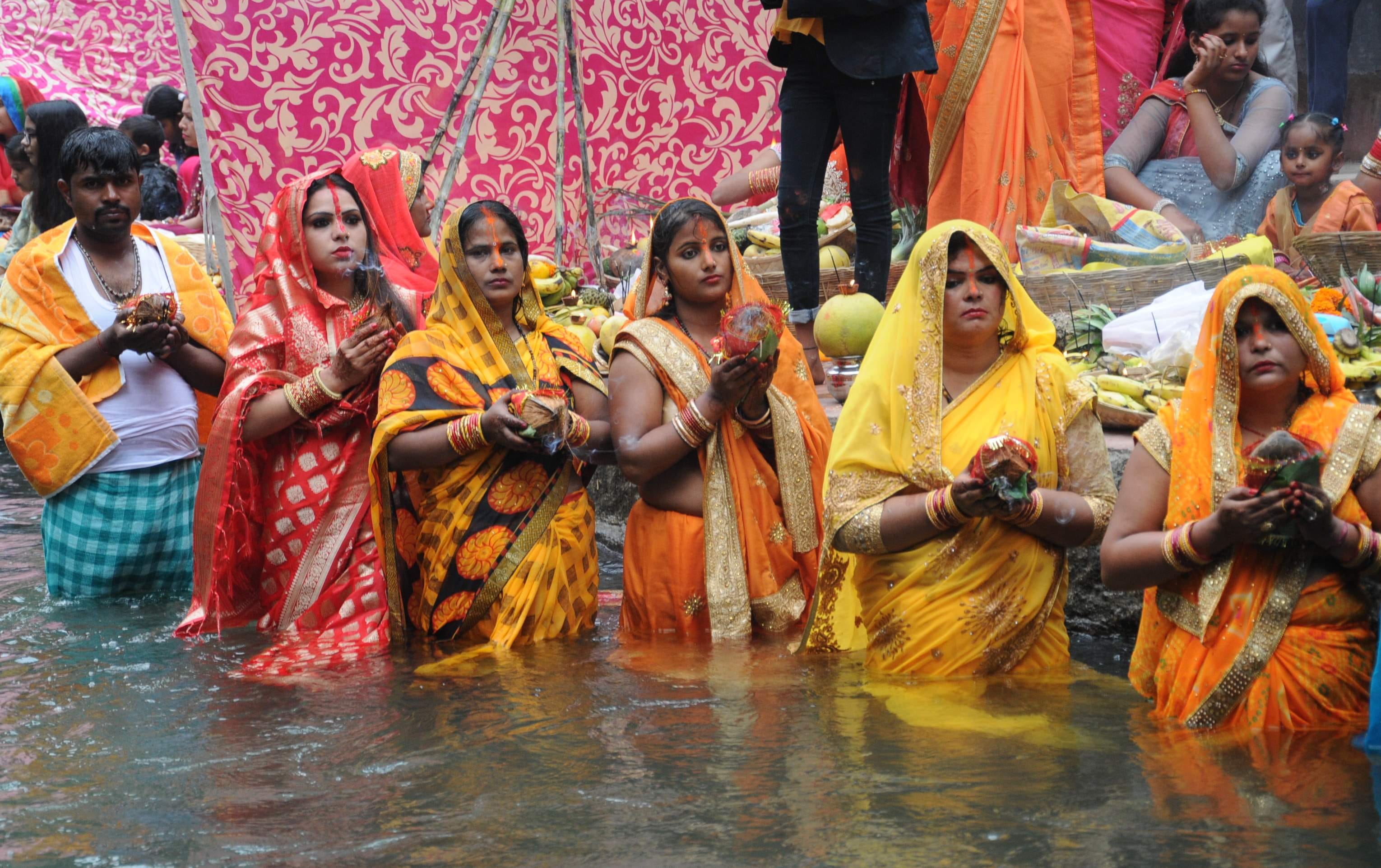 छठ पर्व के लिए गढ़ी कैंट स्थित टपकेश्वर तमसा नदी में डूबते सूरज को अर्घ्ग देने से पूर्व पूजा अर्च? छठ पर्व के लिए गढ़ी कैंट स्थित टपकेश्वर तमसा नदी में डूबते सूरज को अर्घ्ग देने से पूर्व पूजा अर्च?