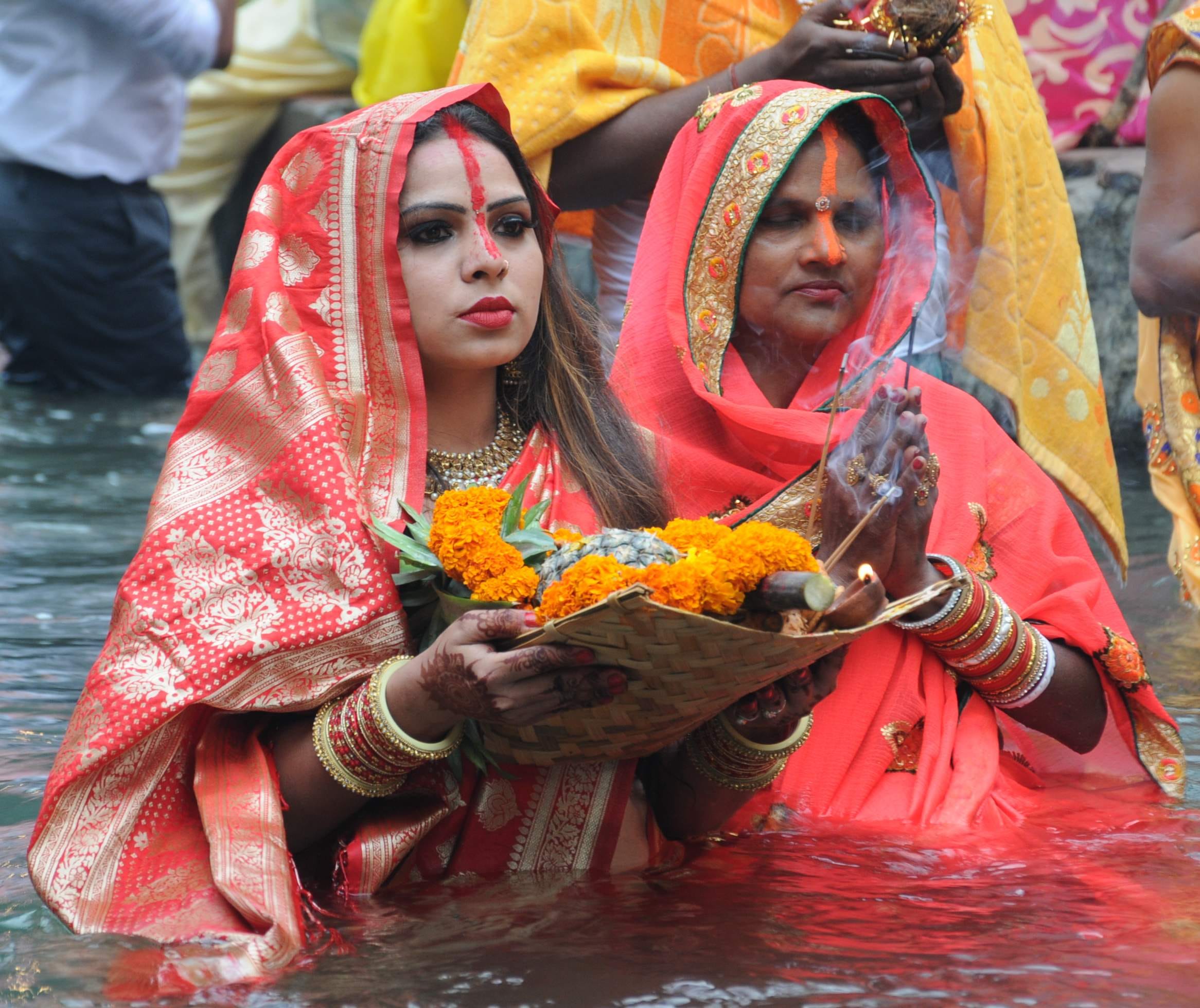 छठ पर्व के लिए गढ़ी कैंट स्थित टपकेश्वर तमसा नदी में डूबते सूरज को अर्घ्ग देने से पूर्व पूजा अर्च? छठ पर्व के लिए गढ़ी कैंट स्थित टपकेश्वर तमसा नदी में डूबते सूरज को अर्घ्ग देने से पूर्व पूजा अर्च?