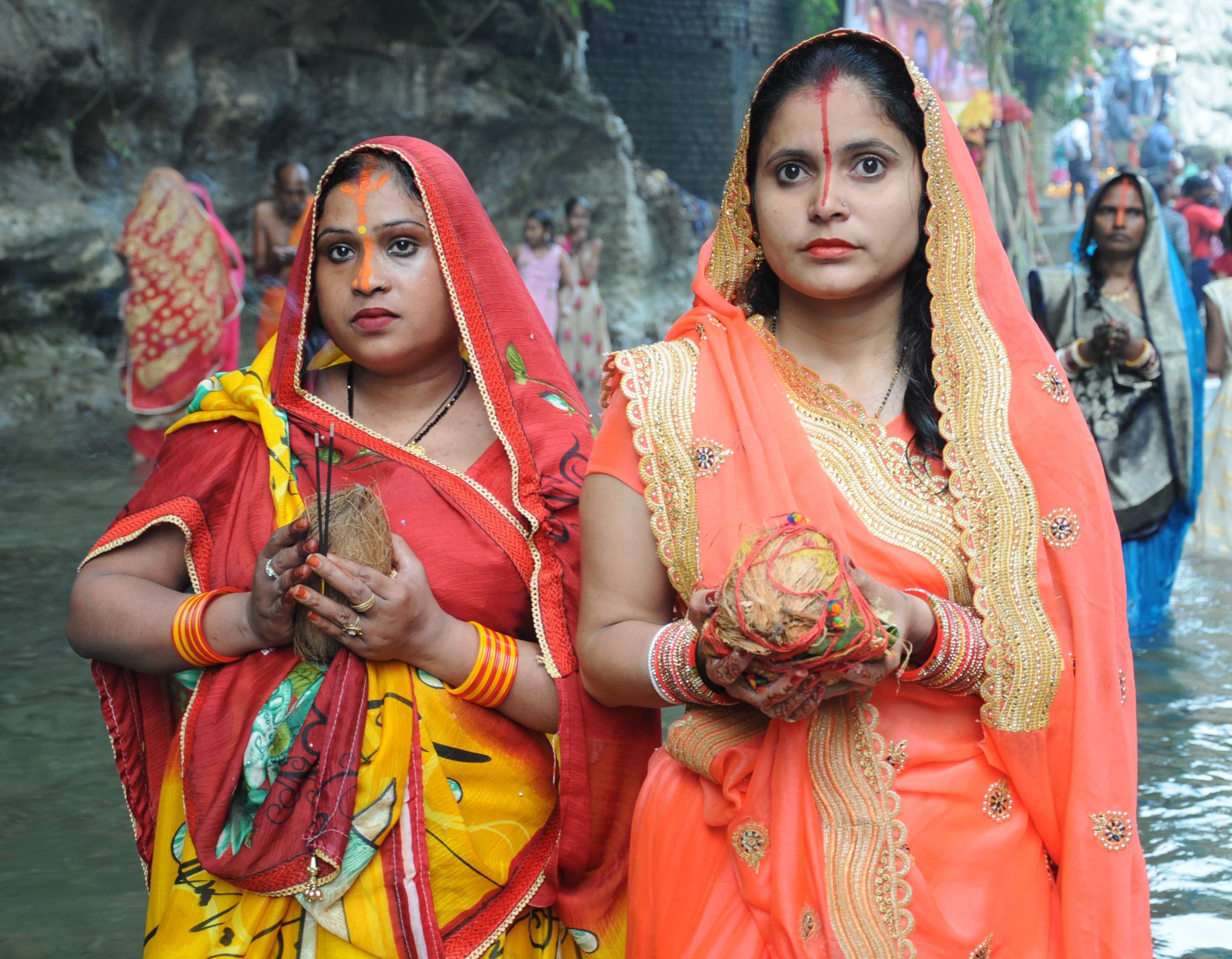 छठ पर्व के लिए गढ़ी कैंट स्थित टपकेश्वर तमसा नदी में डूबते सूरज को अर्घ्ग देने से पूर्व पूजा अर्च? छठ पर्व के लिए गढ़ी कैंट स्थित टपकेश्वर तमसा नदी में डूबते सूरज को अर्घ्ग देने से पूर्व पूजा अर्च?