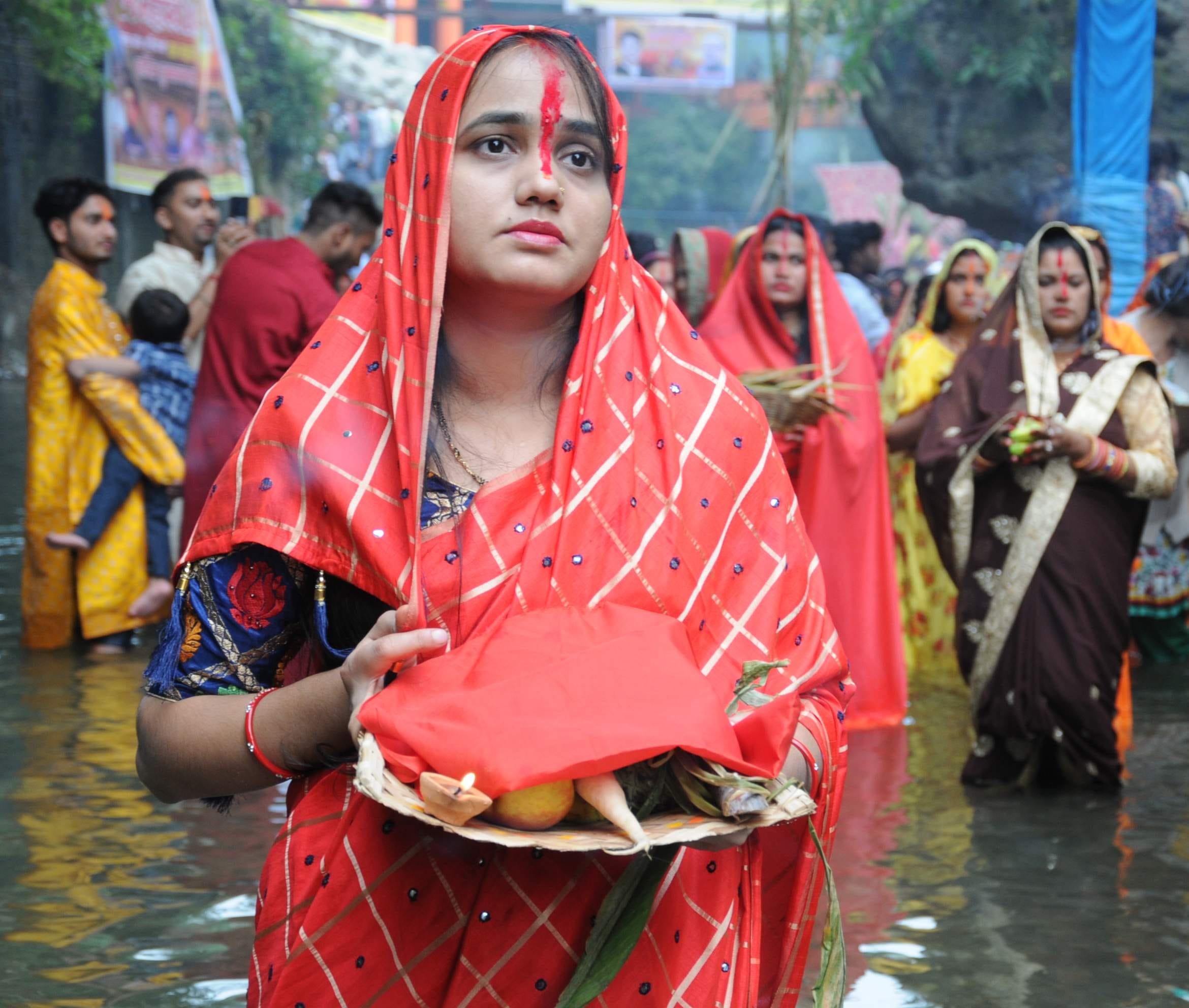 छठ पर्व के लिए गढ़ी कैंट स्थित टपकेश्वर तमसा नदी में डूबते सूरज को अर्घ्ग देने से पूजा अर्चना करत? छठ पर्व के लिए गढ़ी कैंट स्थित टपकेश्वर तमसा नदी में डूबते सूरज को अर्घ्ग देने से पूजा अर्चना करत?