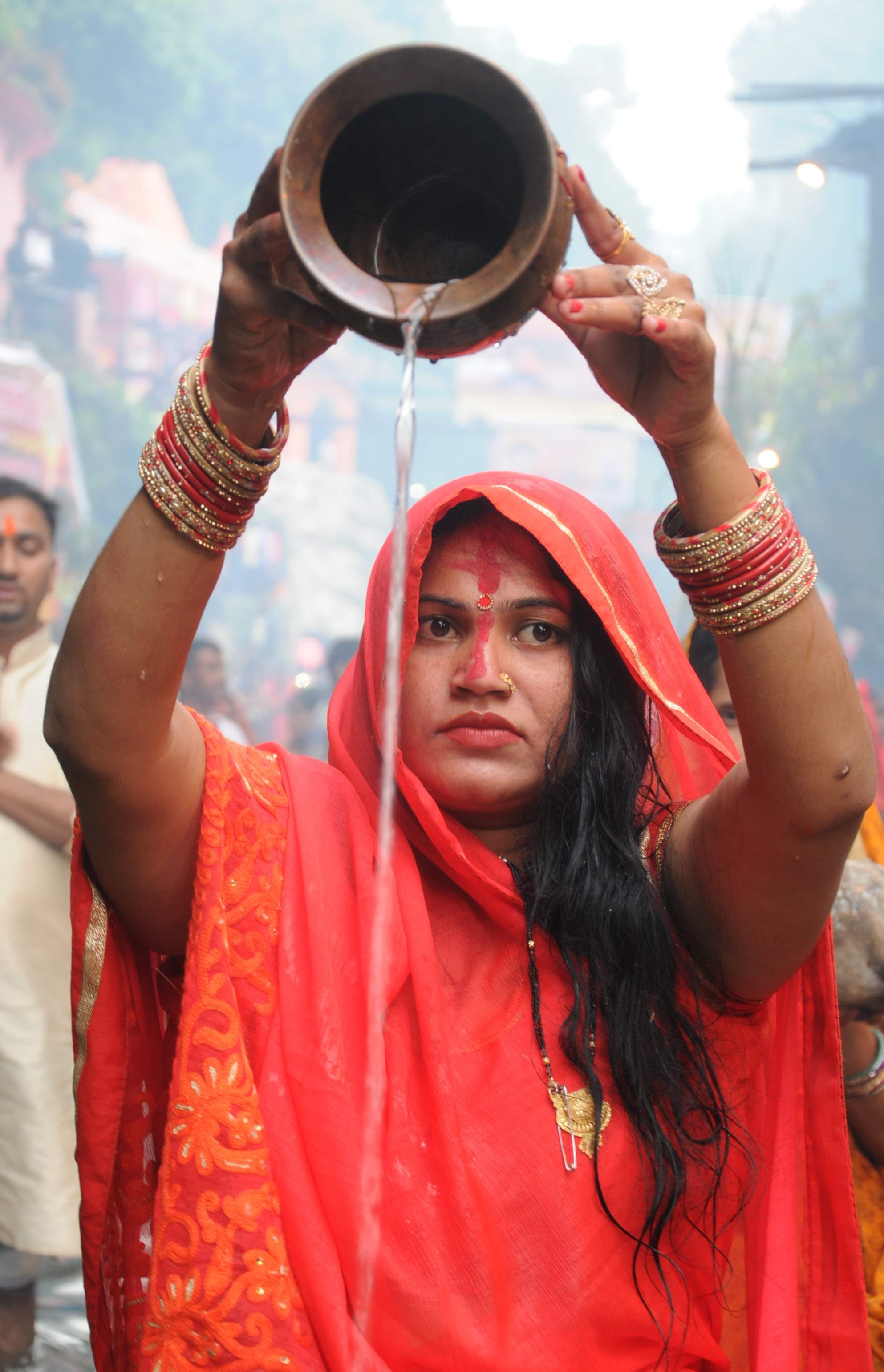 छठ पर्व के लिए गढ़ी कैंट स्थित टपकेश्वर तमसा नदी में डूबते सूरज को अर्घ्ग देती ब्रतधारी महिला। छठ पर्व के लिए गढ़ी कैंट स्थित टपकेश्वर तमसा नदी में डूबते सूरज को अर्घ्ग देती ब्रतधारी महिला।