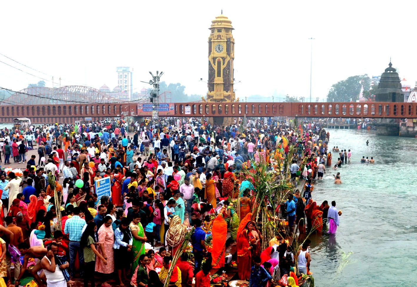 छठ पर्व पर हरकी पैड़ी पर पूजा करने के लिए उमड़ी श्रद्धालुओं की भीड़।
