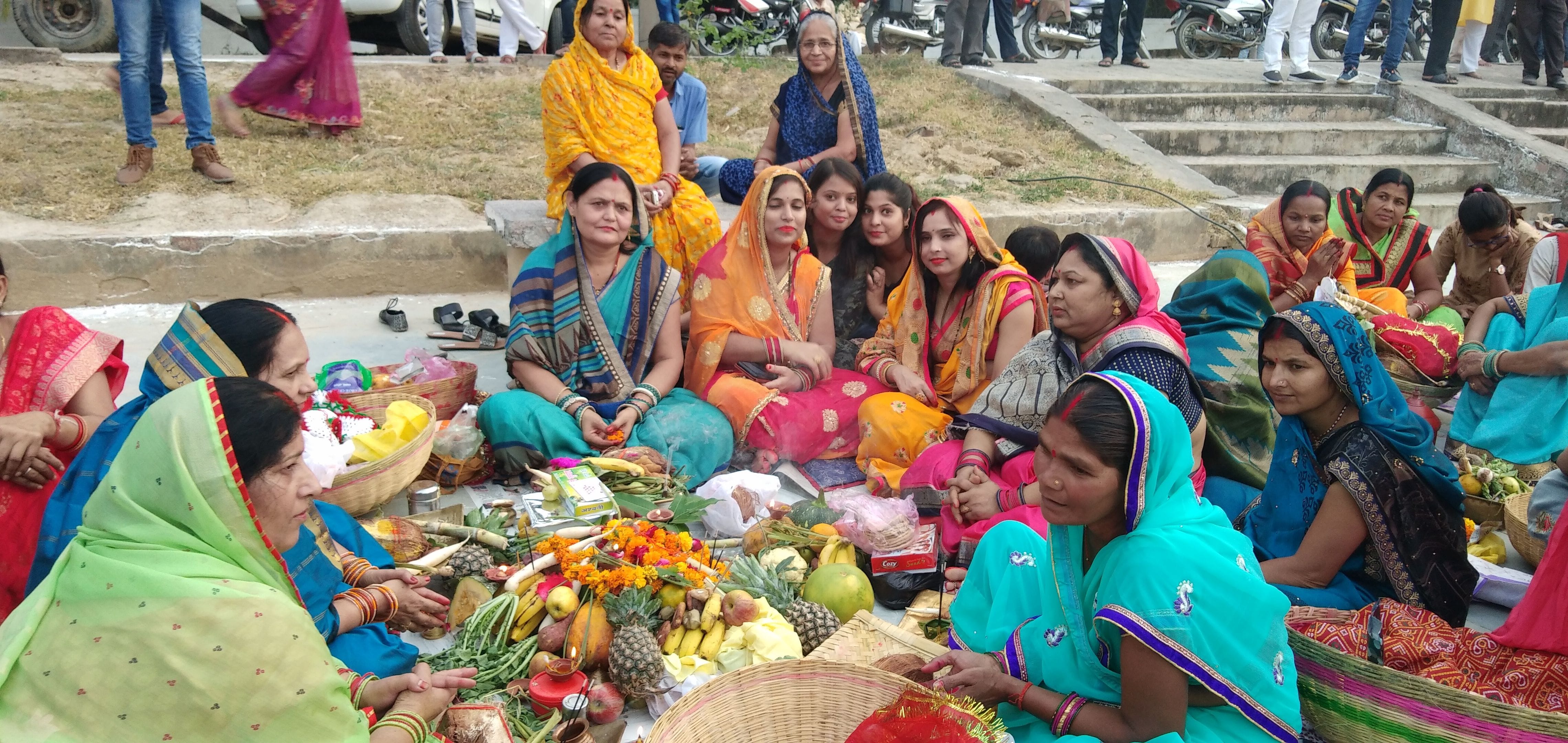 रामकुंड पार्क में छठ महापर्व की तीसरे दिन छठ मैया की पूजा करती महिलाएं रामकुंड पार्क में छठ महापर्व की तीसरे दिन छठ मैया की पूजा करती महिलाएं