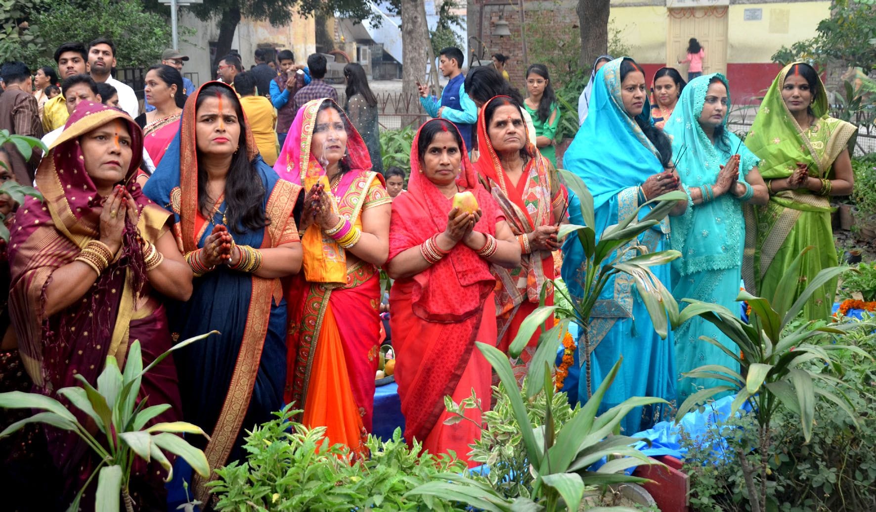 टीकाराम मंदिर में छठ पूजन करती महिलाएं।