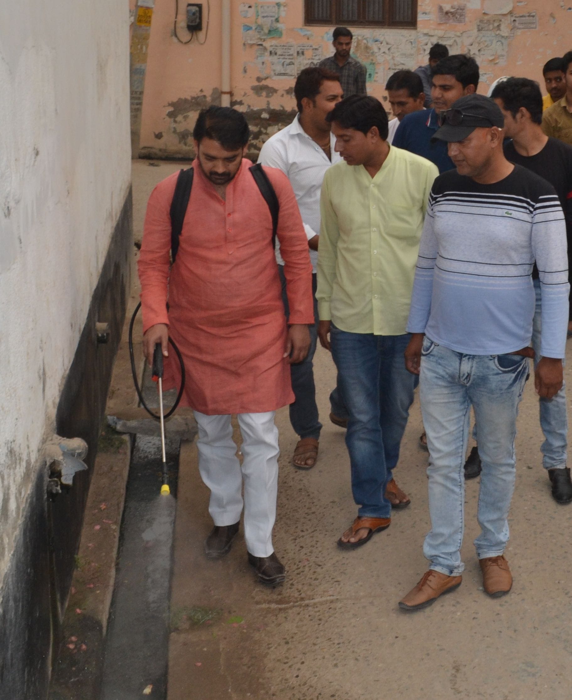 मोहल्ला वर्मा नगर में डेंगू के प्रकोप को खत्म करने को दवा छिड़कते दिखे युवा- संवाद