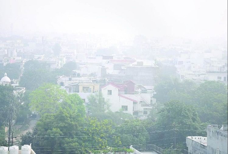 दिल्ली में इस तरह छाया रही धुंध।