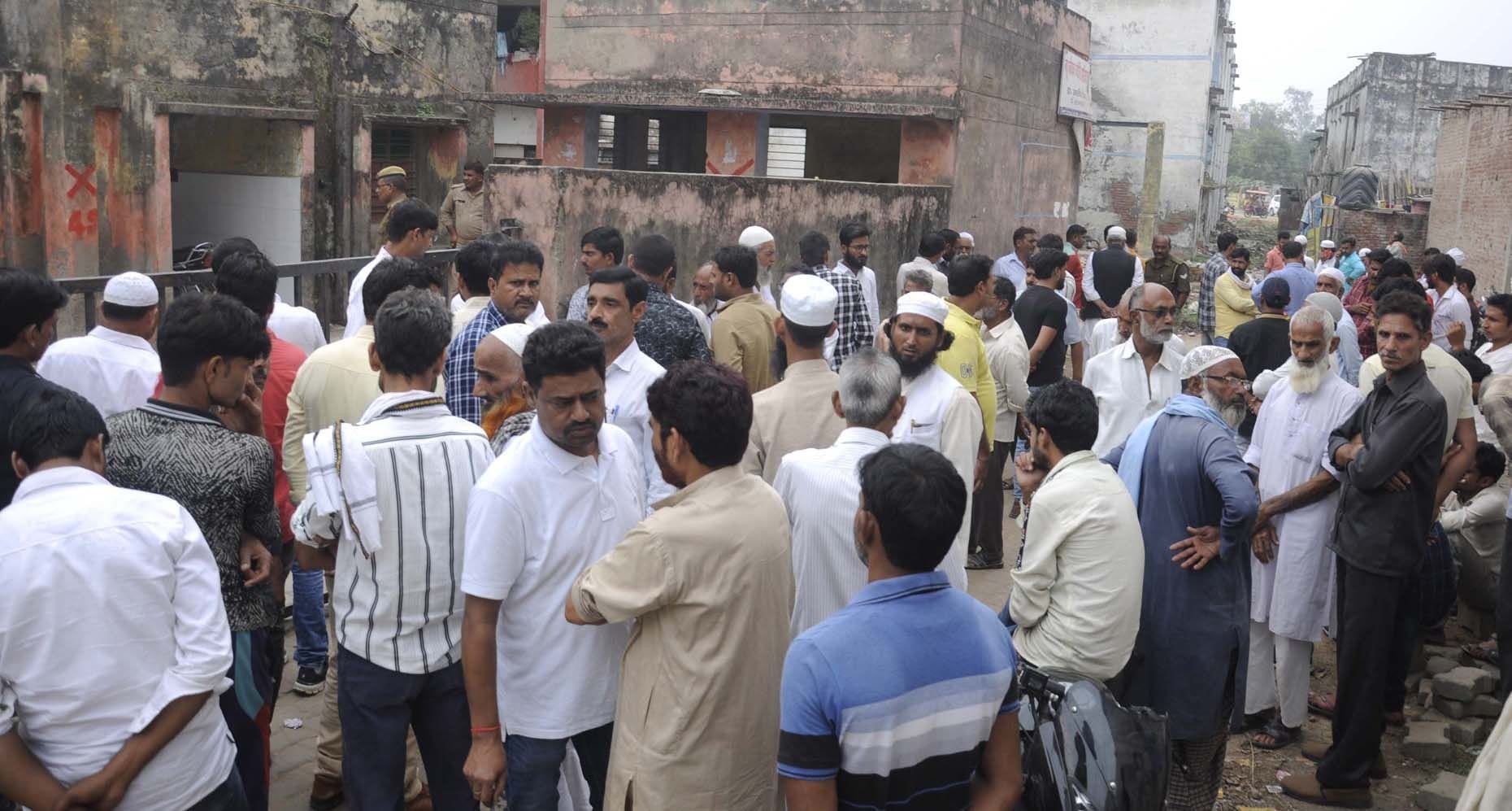 वश्विनाथगंज में मानधाता मोड़ पर सड़क हादसे में मृतकों के पोस्टमार्टम के दौरान जुटी भीड़। वश्विनाथगंज में मानधाता मोड़ पर सड़क हादसे में मृतकों के पोस्टमार्टम के दौरान जुटी भीड़।