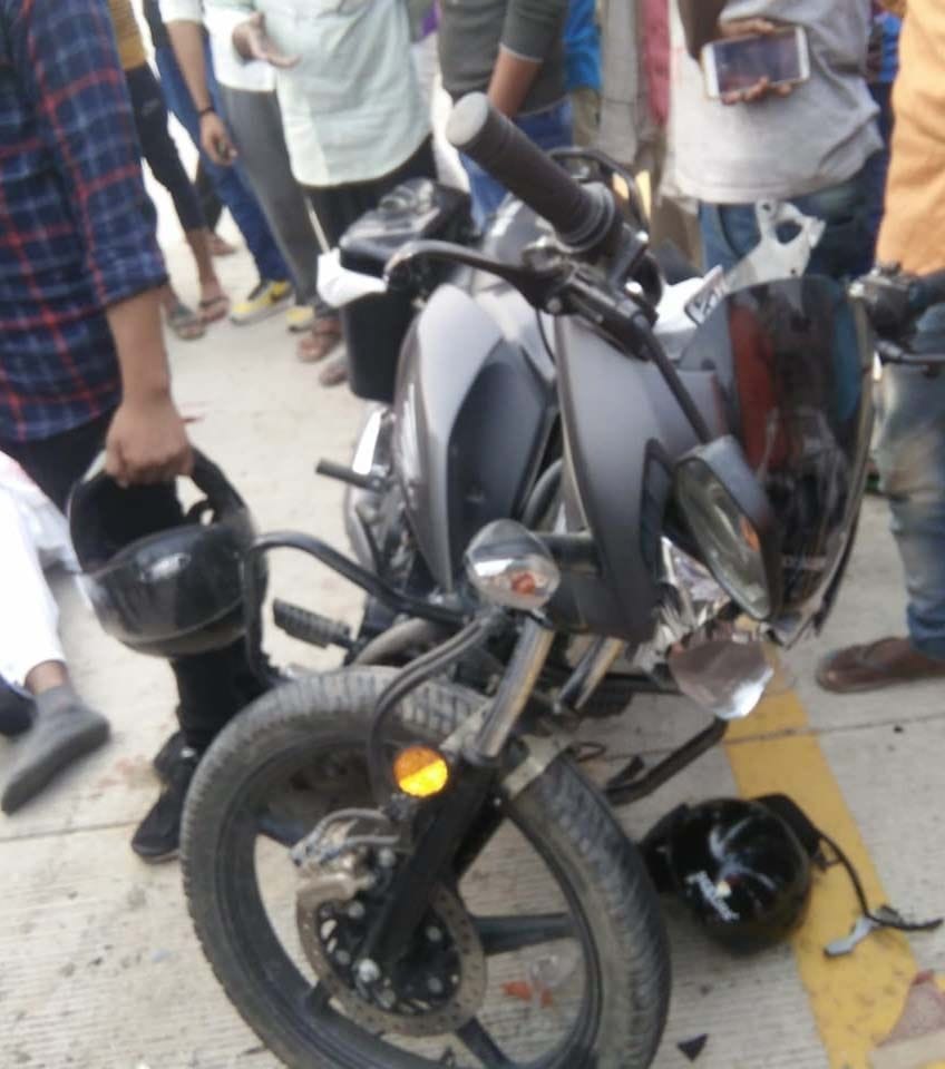 विश्वनाथगंज के मानधाता मोड़ पर डम्फर की चपेट में आयी बाइक। विश्वनाथगंज के मानधाता मोड़ पर डम्फर की चपेट में आयी बाइक।