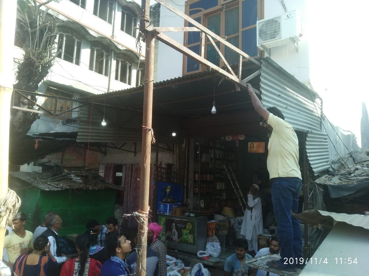 टनकपुर में मुख्य बाजार के फुटपाथ से अतिक्रमण हटाते व्यापारी। टनकपुर में मुख्य बाजार के फुटपाथ से अतिक्रमण हटाते व्यापारी।