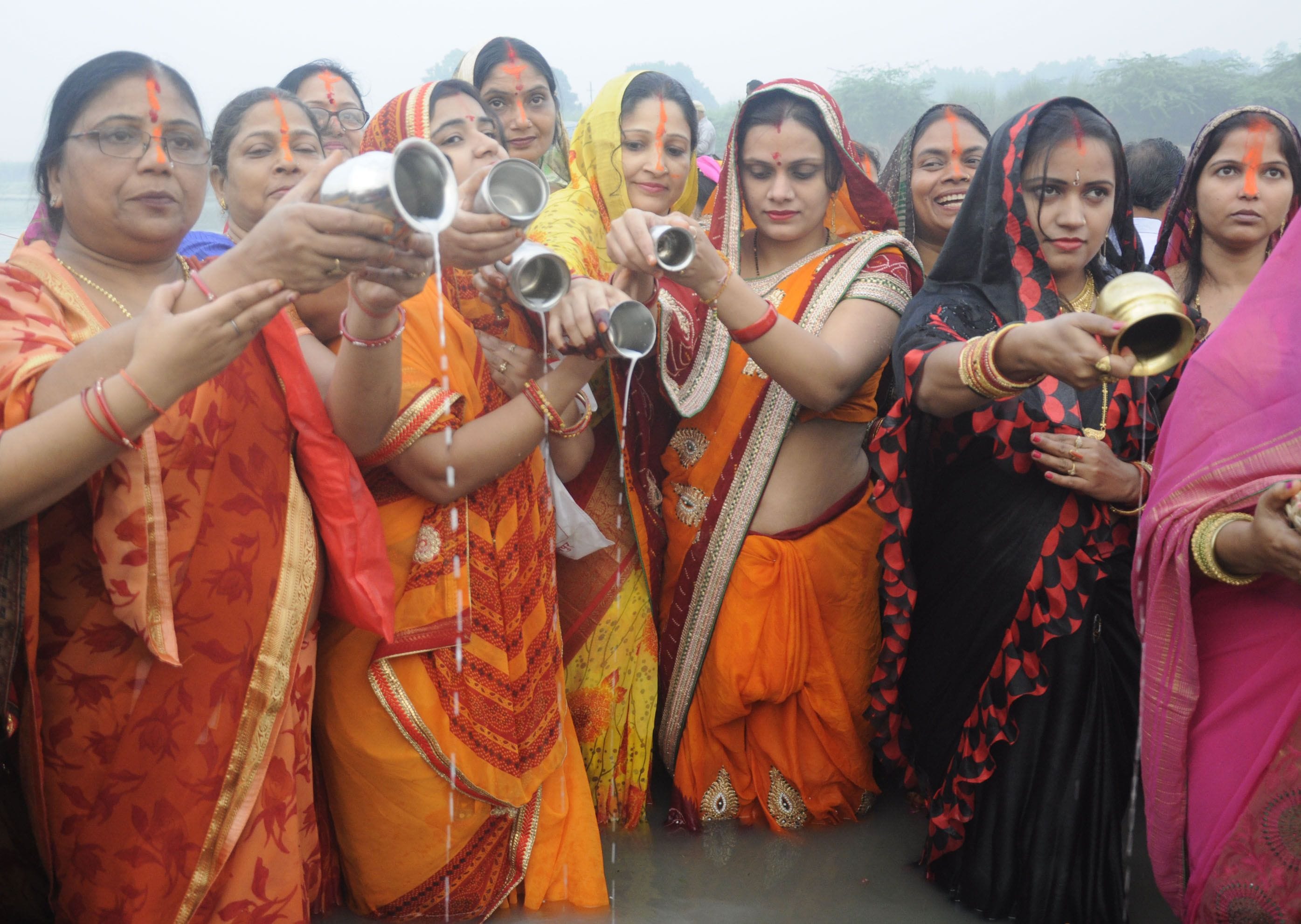 बेल्हा देवी धाम सई नदी में उदयाचल सूर्य को अर्घ देती महिलाएं। बेल्हा देवी धाम सई नदी में उदयाचल सूर्य को अर्घ देती महिलाएं।